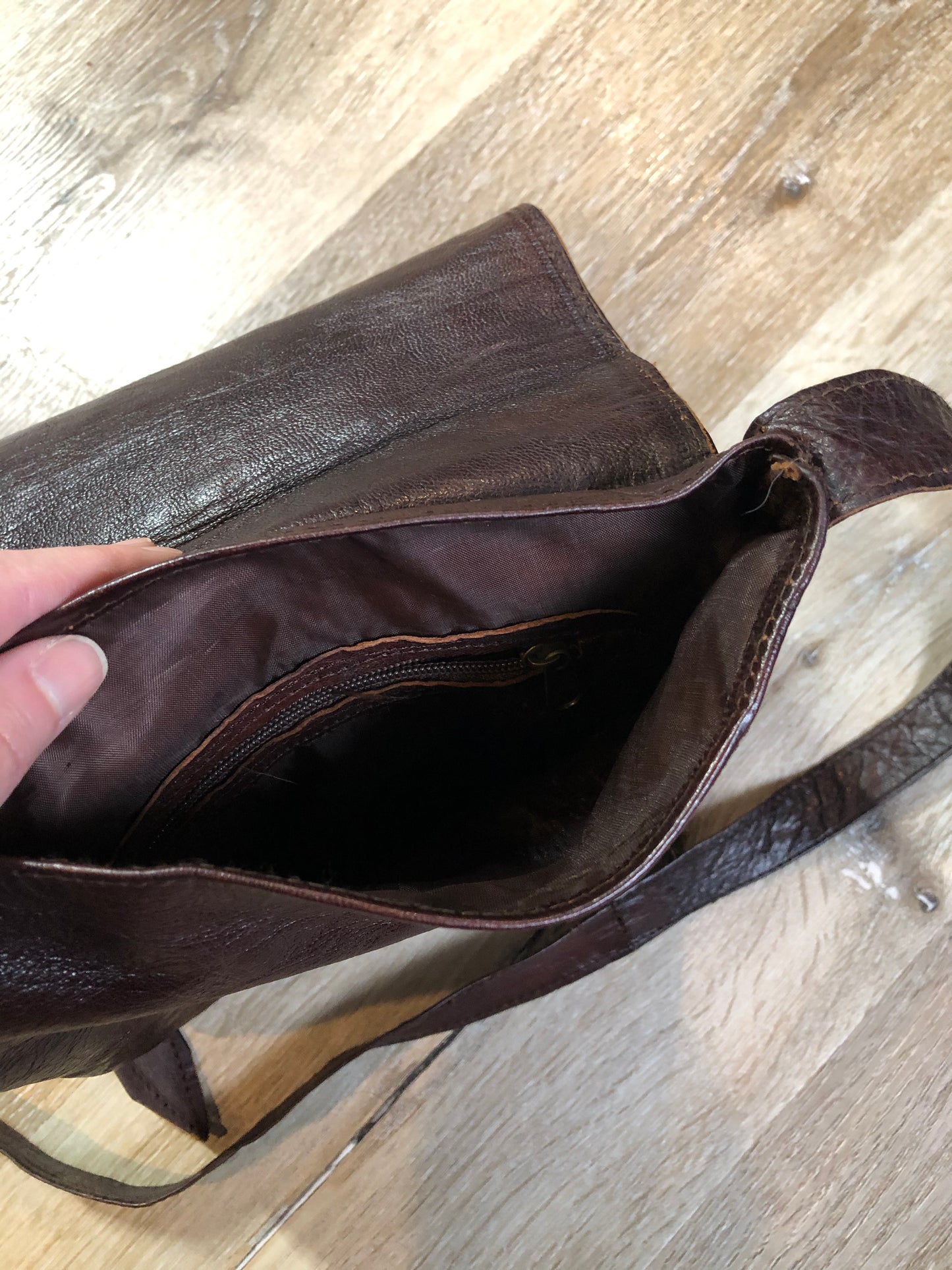 Kingspier Vintage - Asymmetrical brown leather crossbody bag with front magnetic snap closure, one large compartment with small zip pocket inside
Length - 9.5”
Width - ..5”
Height - 10”
Strap - 49” - 57”
This purse is in excellent condition.