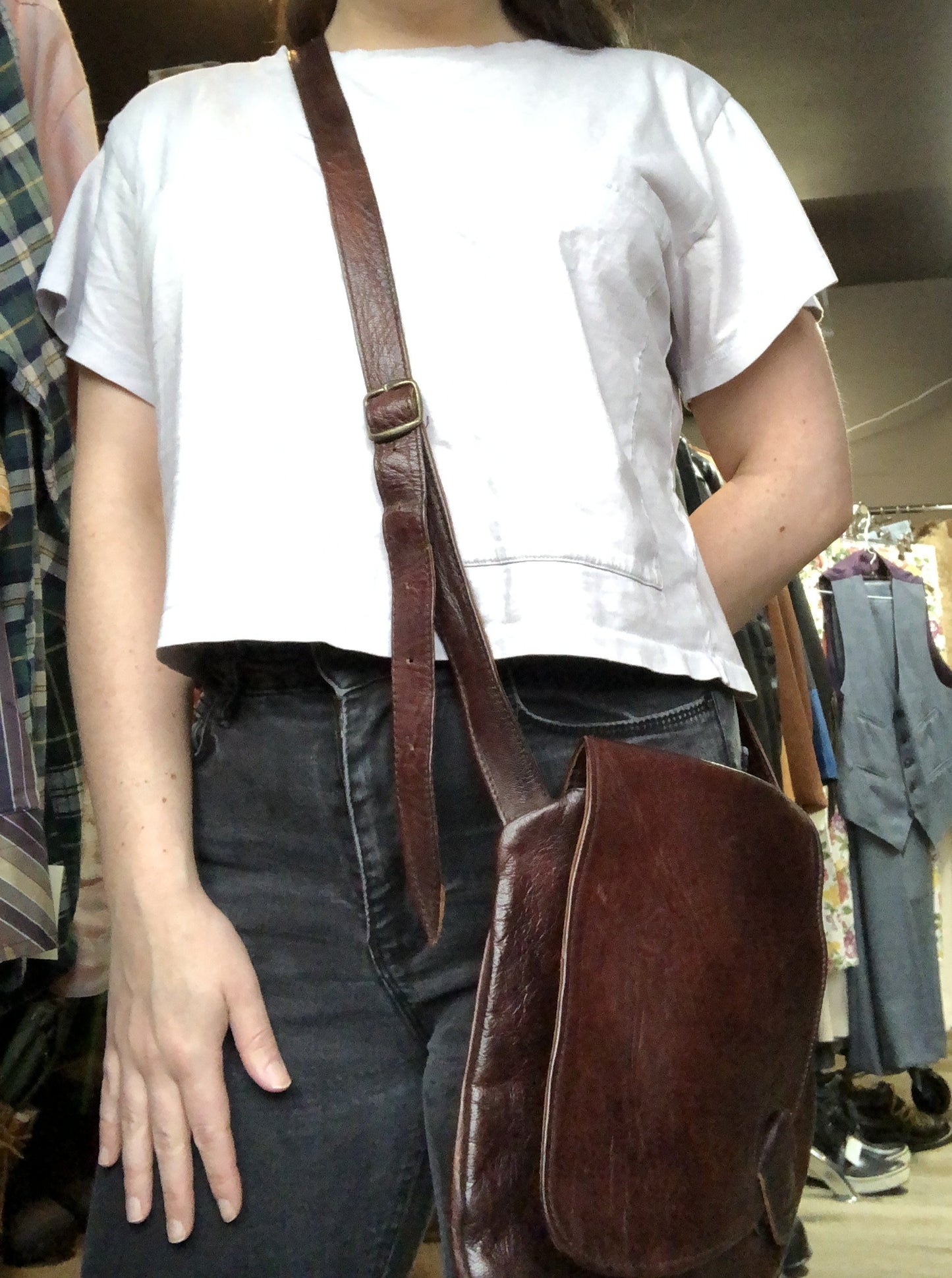 Kingspier Vintage - Asymmetrical brown leather crossbody bag with front magnetic snap closure, one large compartment with small zip pocket inside
Length - 9.5”
Width - ..5”
Height - 10”
Strap - 49” - 57”
This purse is in excellent condition.