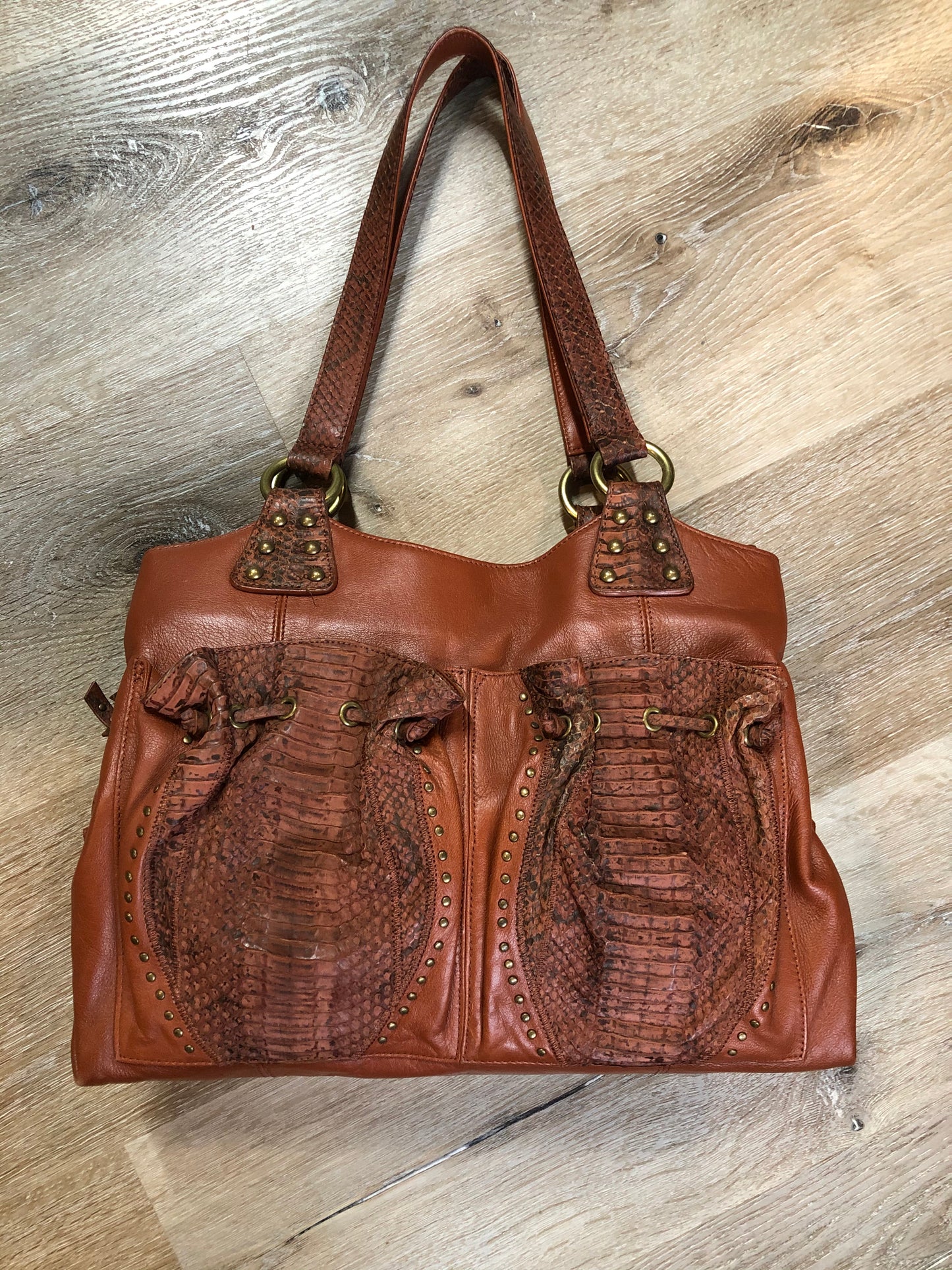 Kingspier Vintage - Chi sienna brown lambskin handbag with snakeskin trim, three inside compartments, middle compartment has phone holder, pen holders and money clip
Length - 13”
Width - .7”
Height - 9.5”
Strap - 19”
This purse is in excellent condition.