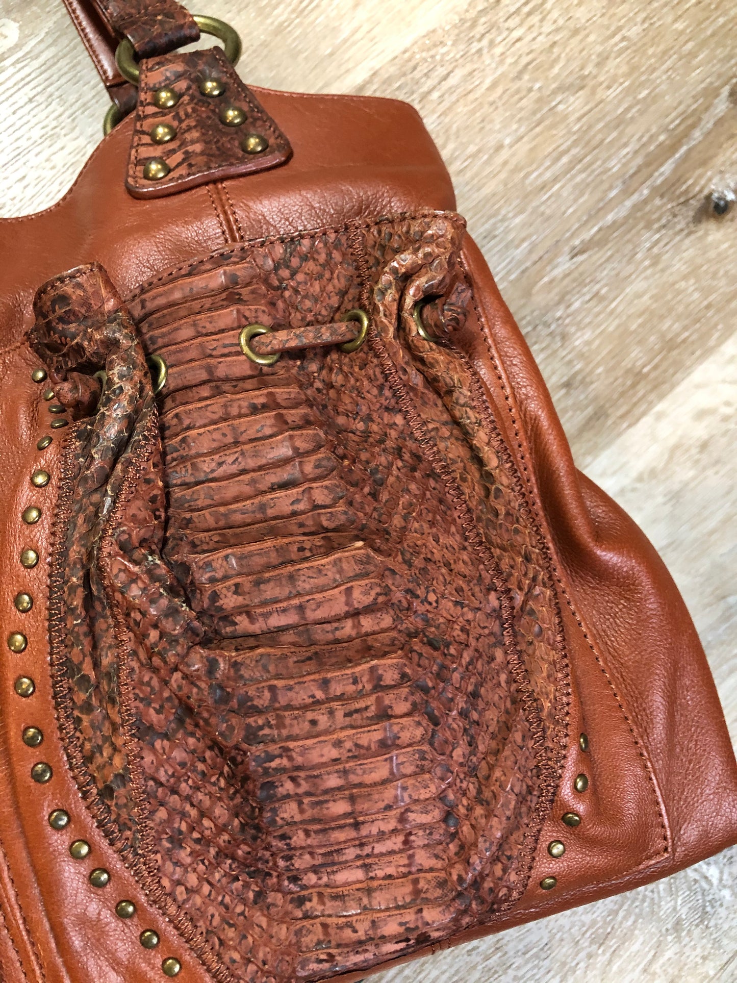 Kingspier Vintage - Chi sienna brown lambskin handbag with snakeskin trim, three inside compartments, middle compartment has phone holder, pen holders and money clip
Length - 13”
Width - .7”
Height - 9.5”
Strap - 19”
This purse is in excellent condition.