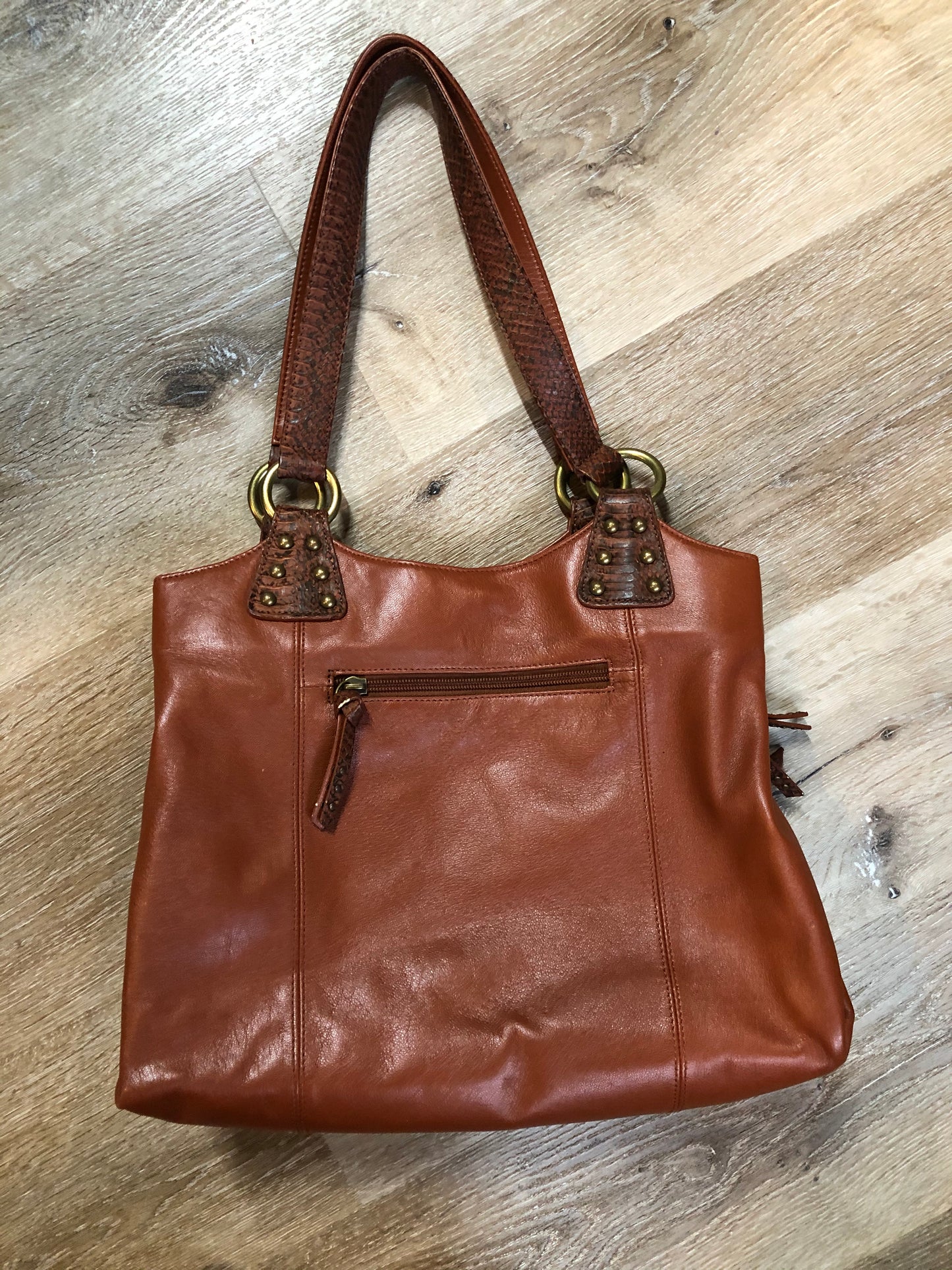 Kingspier Vintage - Chi sienna brown lambskin handbag with snakeskin trim, three inside compartments, middle compartment has phone holder, pen holders and money clip
Length - 13”
Width - .7”
Height - 9.5”
Strap - 19”
This purse is in excellent condition.