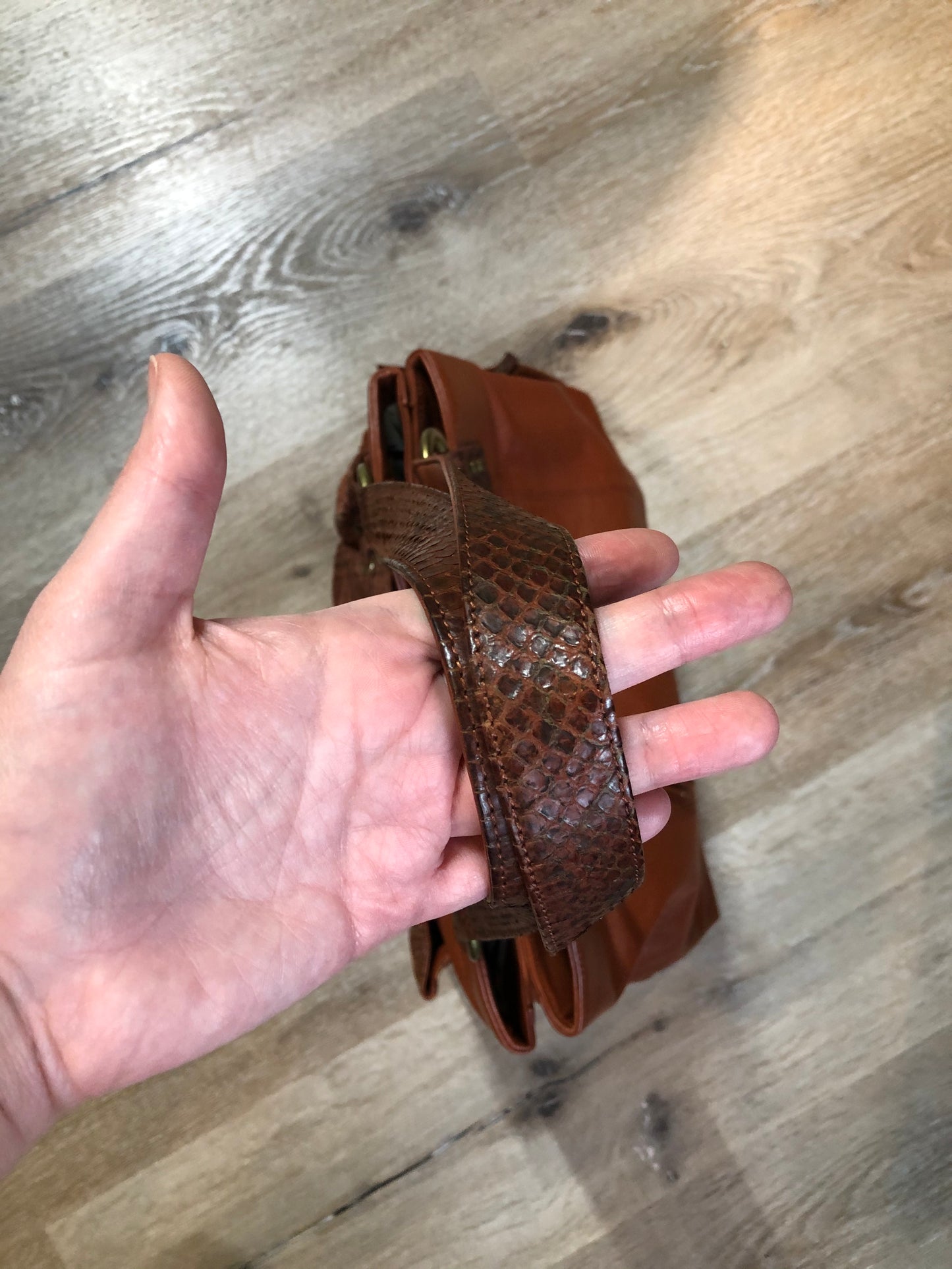 Kingspier Vintage - Chi sienna brown lambskin handbag with snakeskin trim, three inside compartments, middle compartment has phone holder, pen holders and money clip
Length - 13”
Width - .7”
Height - 9.5”
Strap - 19”
This purse is in excellent condition.
