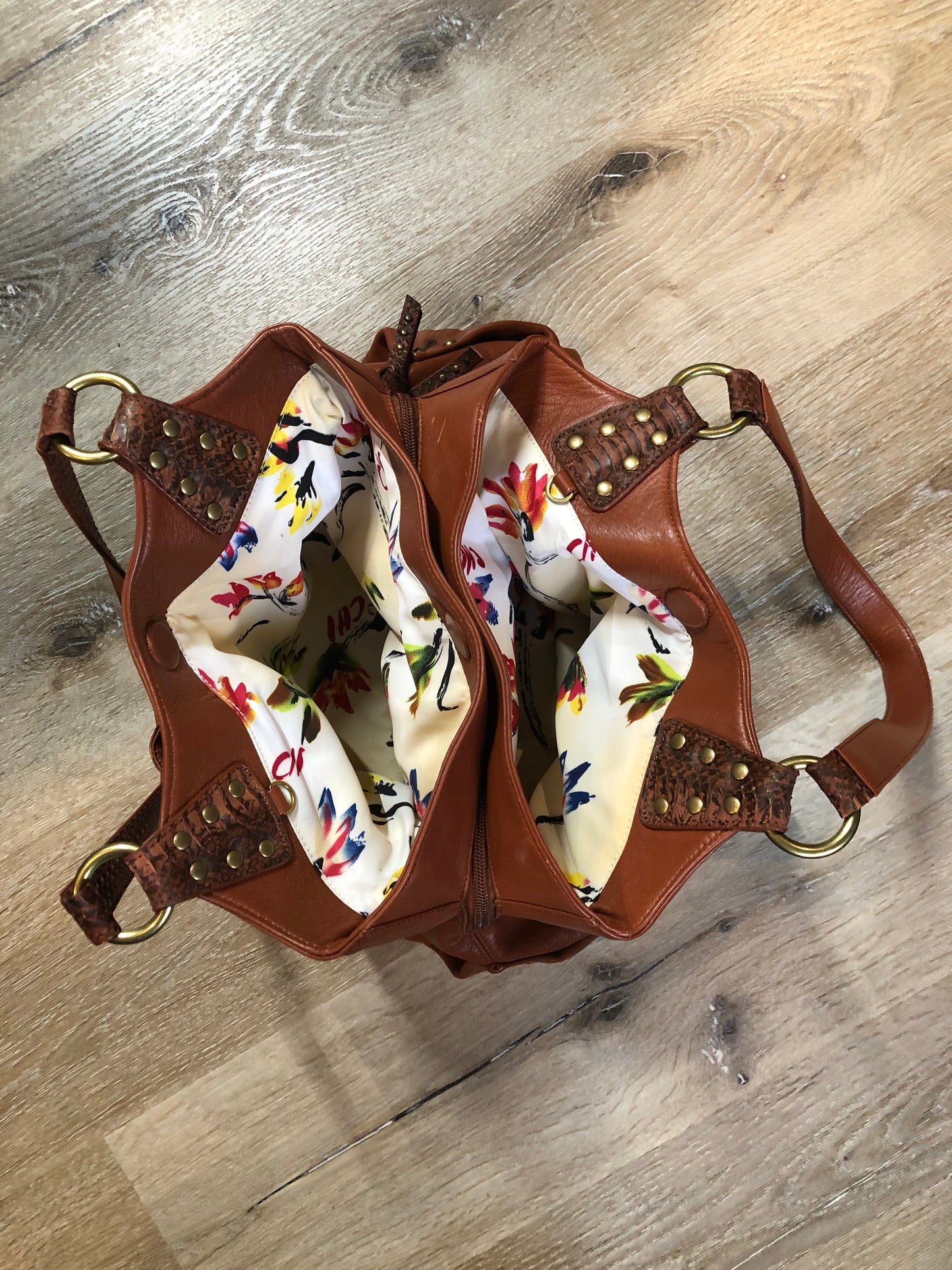 Kingspier Vintage - Chi sienna brown lambskin handbag with snakeskin trim, three inside compartments, middle compartment has phone holder, pen holders and money clip
Length - 13”
Width - .7”
Height - 9.5”
Strap - 19”
This purse is in excellent condition.