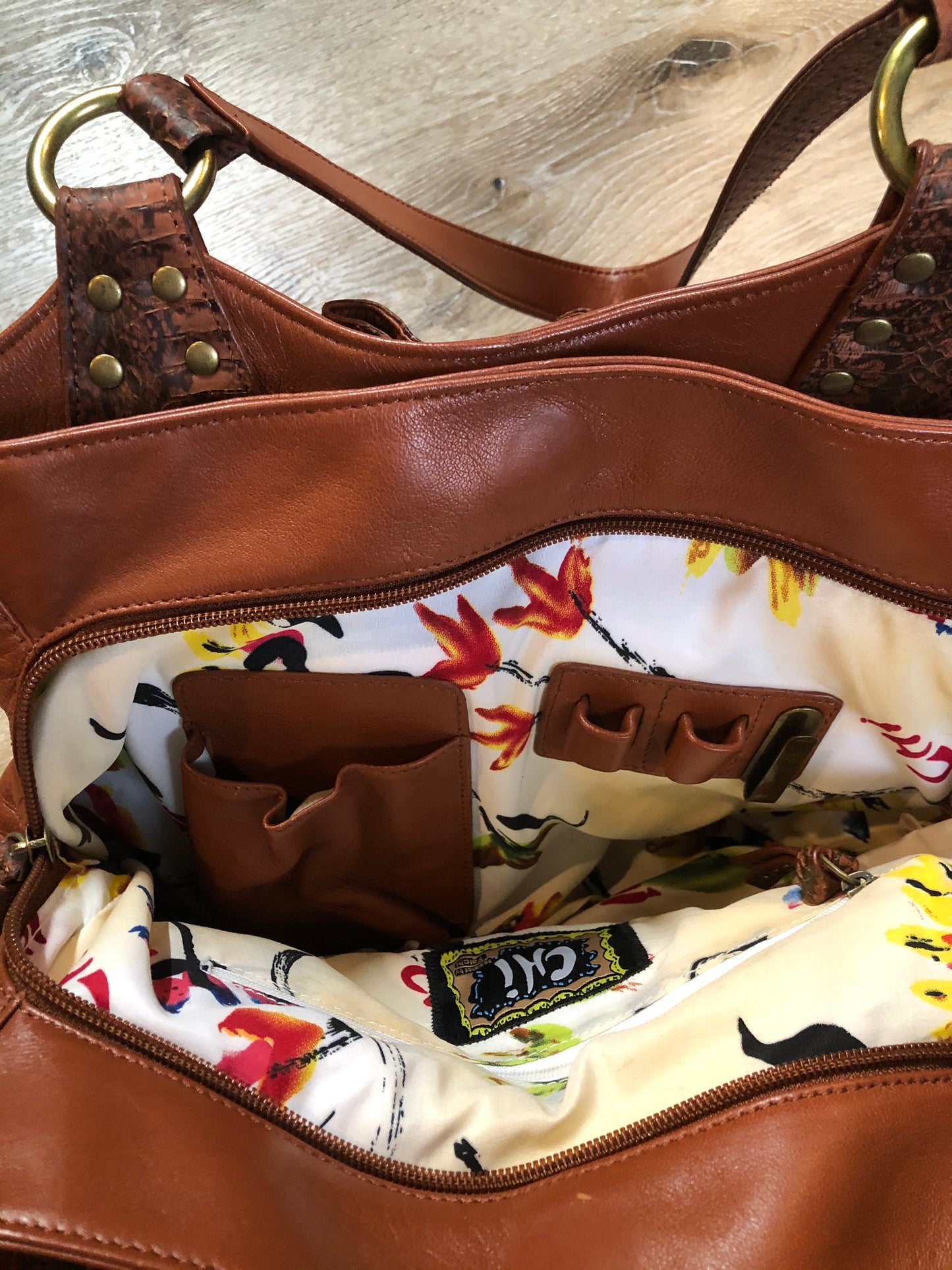Kingspier Vintage - Chi sienna brown lambskin handbag with snakeskin trim, three inside compartments, middle compartment has phone holder, pen holders and money clip
Length - 13”
Width - .7”
Height - 9.5”
Strap - 19”
This purse is in excellent condition.