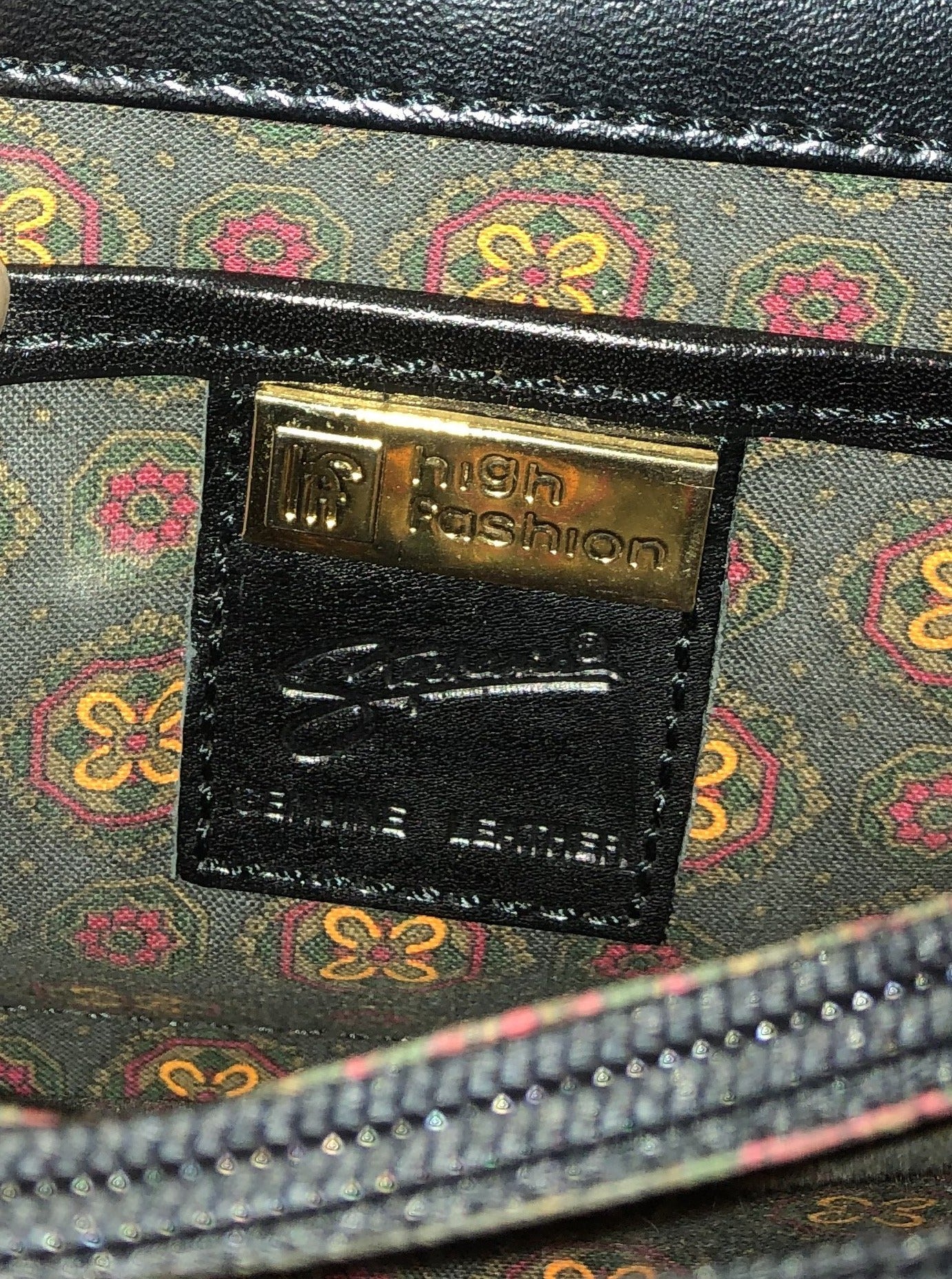 Kingspier Vintage - Stephane black leather crossbody bag with adjustable strap five compartments, two with zippers magnetic snap front closure.
Length - 7.5”
Width - .2.5”
Height - 5.5”
Strap - 47” - 45.5”
This purse is in excellent condition.