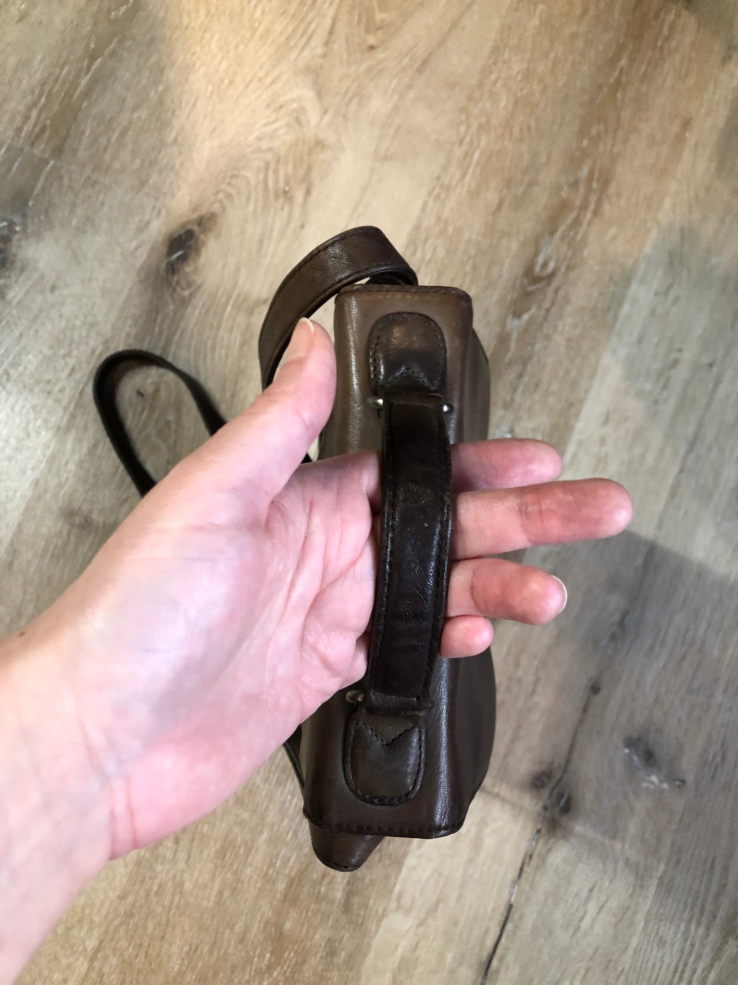 Kingspier Vintage - Brown leather crossbody bag with adjustable strap, top handle,two compartments, front compartment zips open with card holders.
Length - 7”
Width - .3”
Height - 8”
Strap - 44”-47”
This purse is in great condition with some minor wear.
