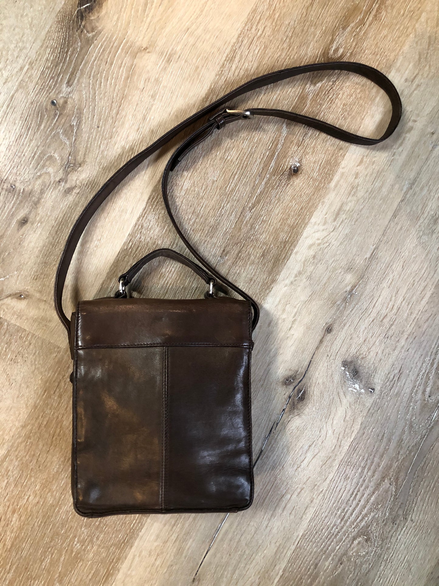 Kingspier Vintage - Brown leather crossbody bag with adjustable strap, top handle,two compartments, front compartment zips open with card holders.
Length - 7”
Width - .3”
Height - 8”
Strap - 44”-47”
This purse is in great condition with some minor wear.