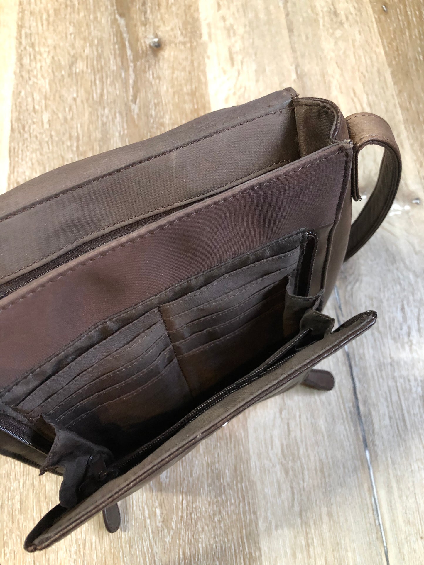 Kingspier Vintage - Brown leather crossbody bag with adjustable strap, top handle,two compartments, front compartment zips open with card holders.
Length - 7”
Width - .3”
Height - 8”
Strap - 44”-47”
This purse is in great condition with some minor wear.