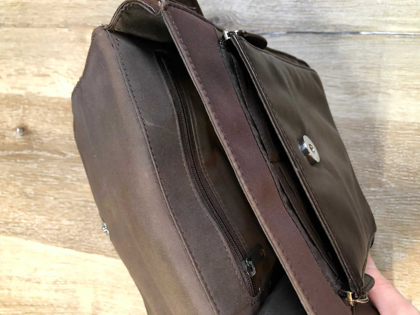 Kingspier Vintage - Brown leather crossbody bag with adjustable strap, top handle,two compartments, front compartment zips open with card holders.
Length - 7”
Width - .3”
Height - 8”
Strap - 44”-47”
This purse is in great condition with some minor wear.
