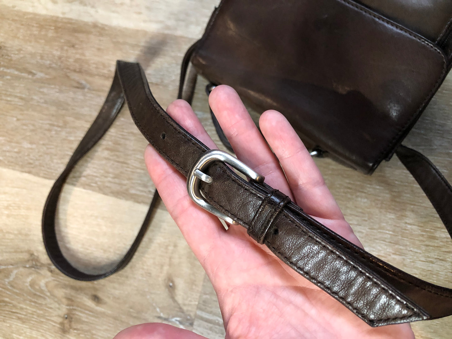 Kingspier Vintage - Brown leather crossbody bag with adjustable strap, top handle,two compartments, front compartment zips open with card holders.
Length - 7”
Width - .3”
Height - 8”
Strap - 44”-47”
This purse is in great condition with some minor wear.