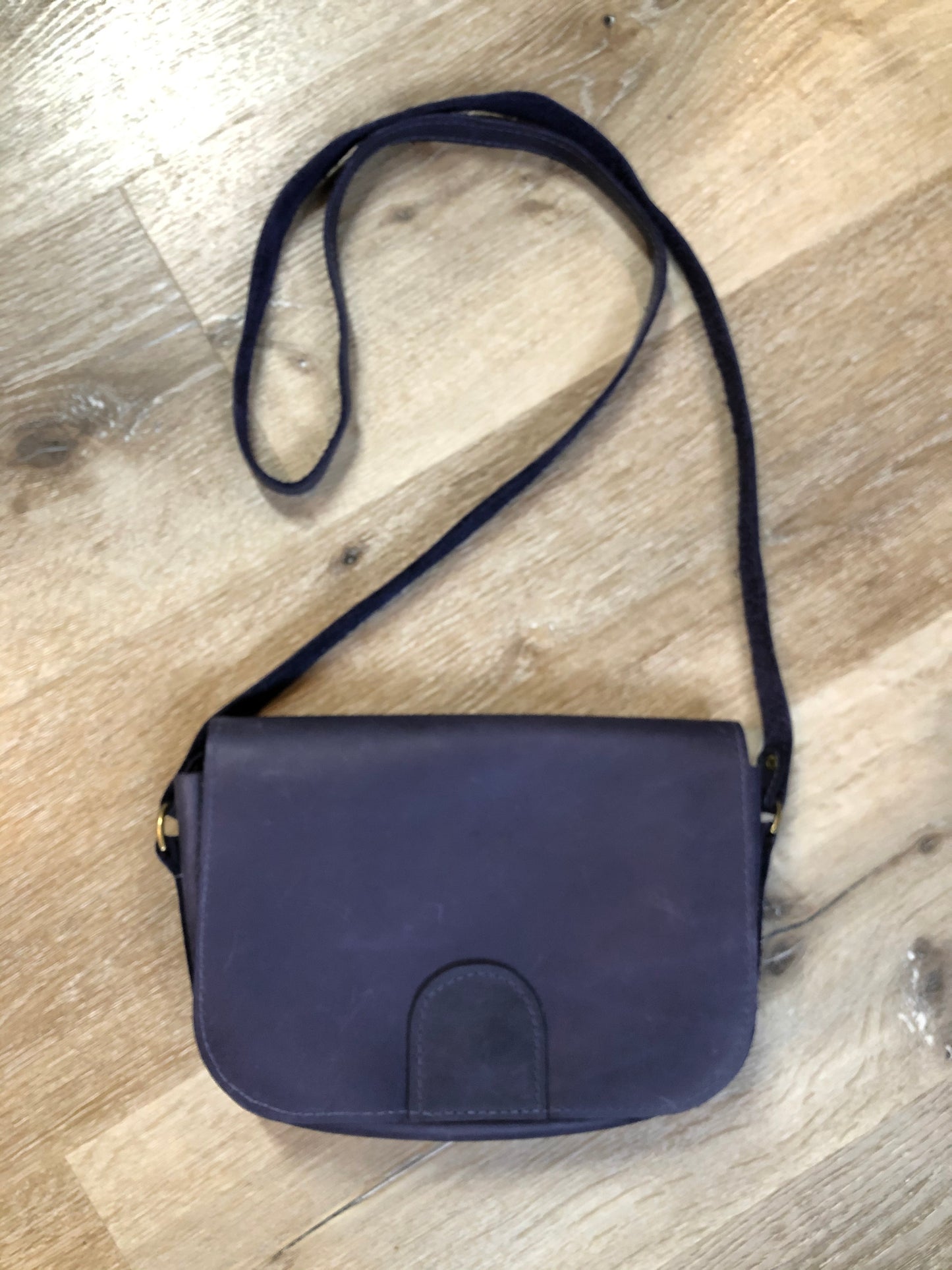 Kingspier Vintage - Purple leather crossbody bag with snap front closure and leather lining.
Length - 9”
Width - .2”
Height - 6”
Step - 51”
This purse is in great condition with some minor wear.