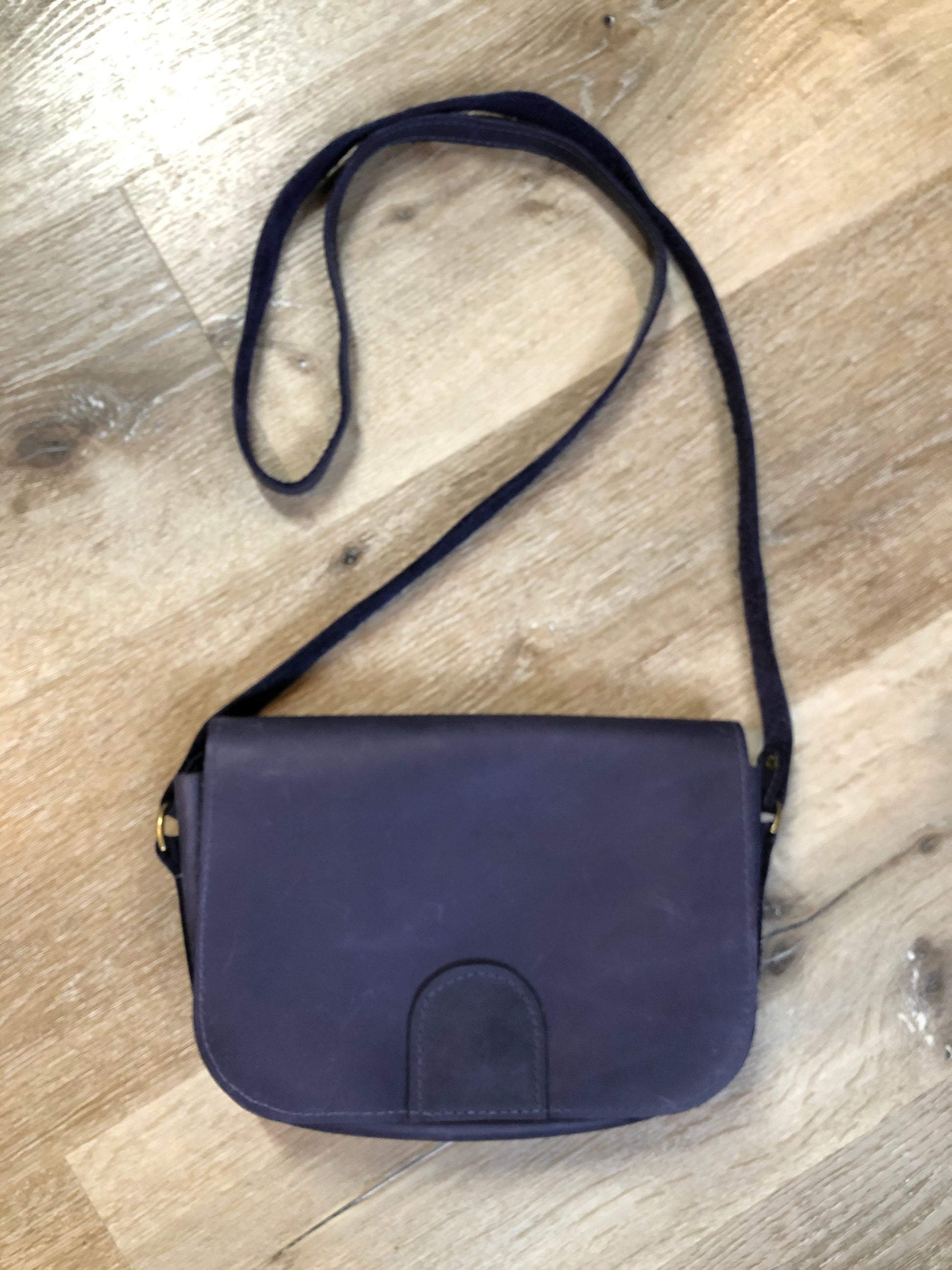 Kingspier Vintage - Purple leather crossbody bag with snap front closure and leather lining.
Length - 9”
Width - .2”
Height - 6”
Step - 51”
This purse is in great condition with some minor wear.