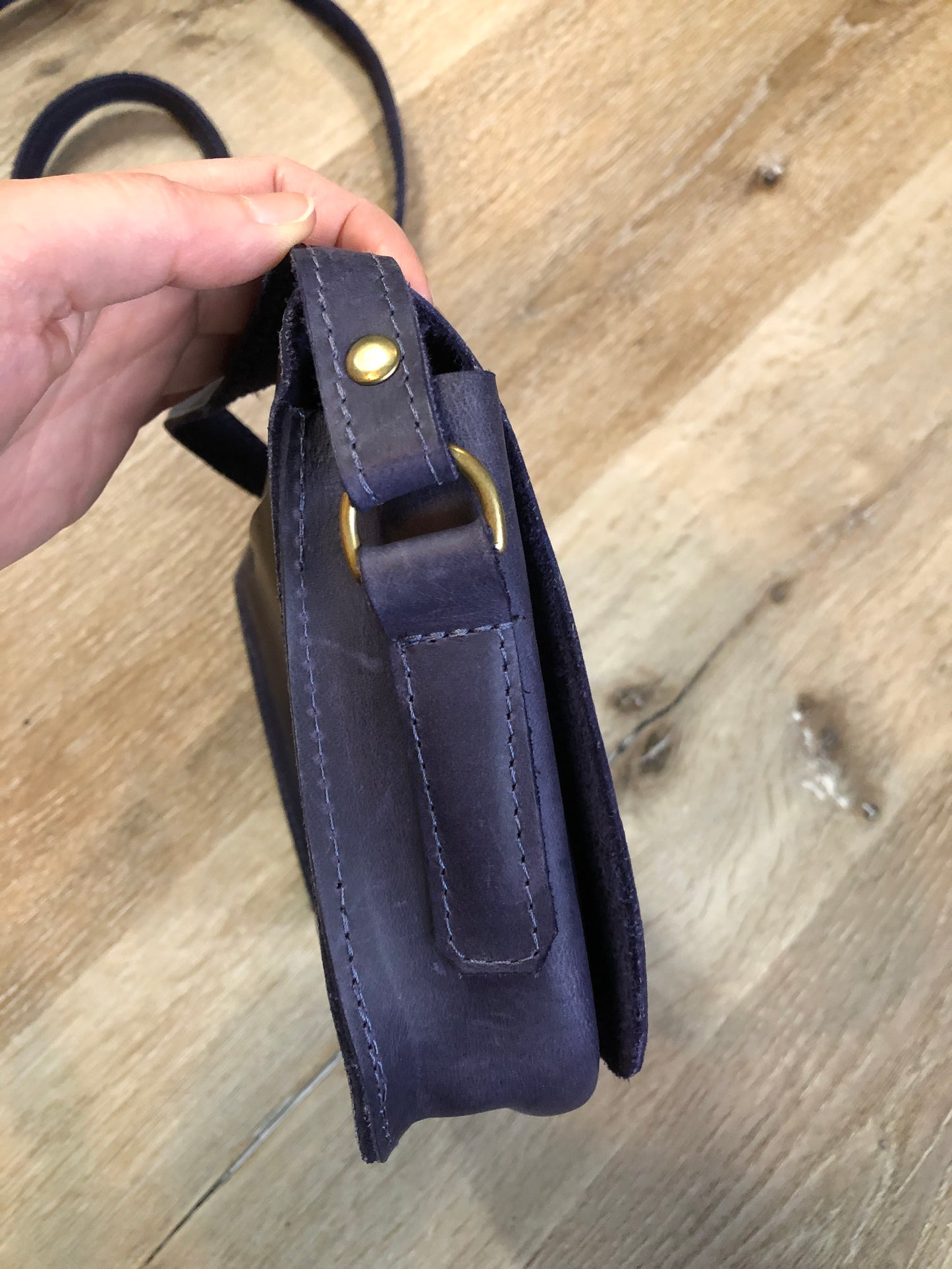 Kingspier Vintage - Purple leather crossbody bag with snap front closure and leather lining.
Length - 9”
Width - .2”
Height - 6”
Step - 51”
This purse is in great condition with some minor wear.