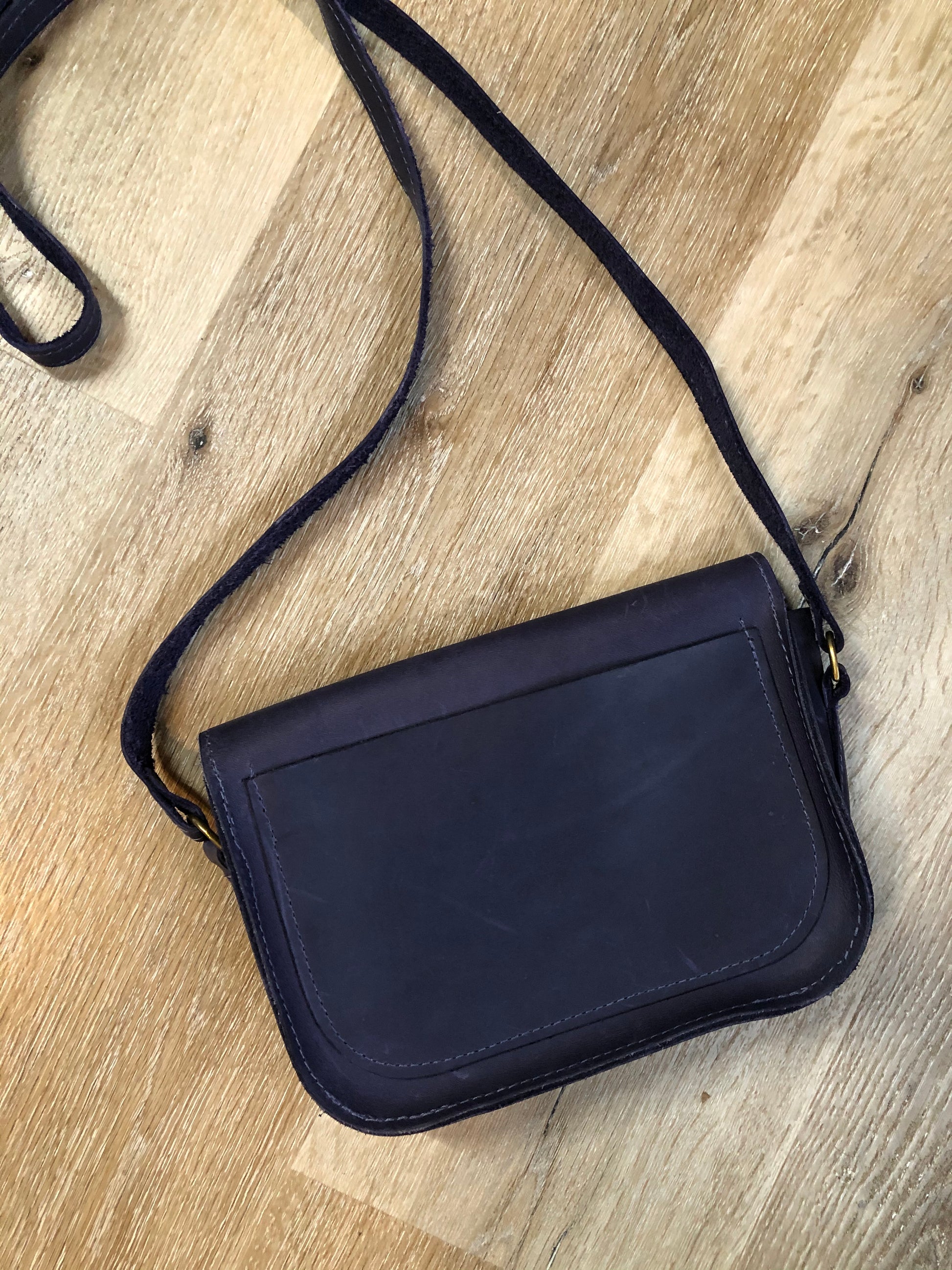 Kingspier Vintage - Purple leather crossbody bag with snap front closure and leather lining.
Length - 9”
Width - .2”
Height - 6”
Step - 51”
This purse is in great condition with some minor wear.