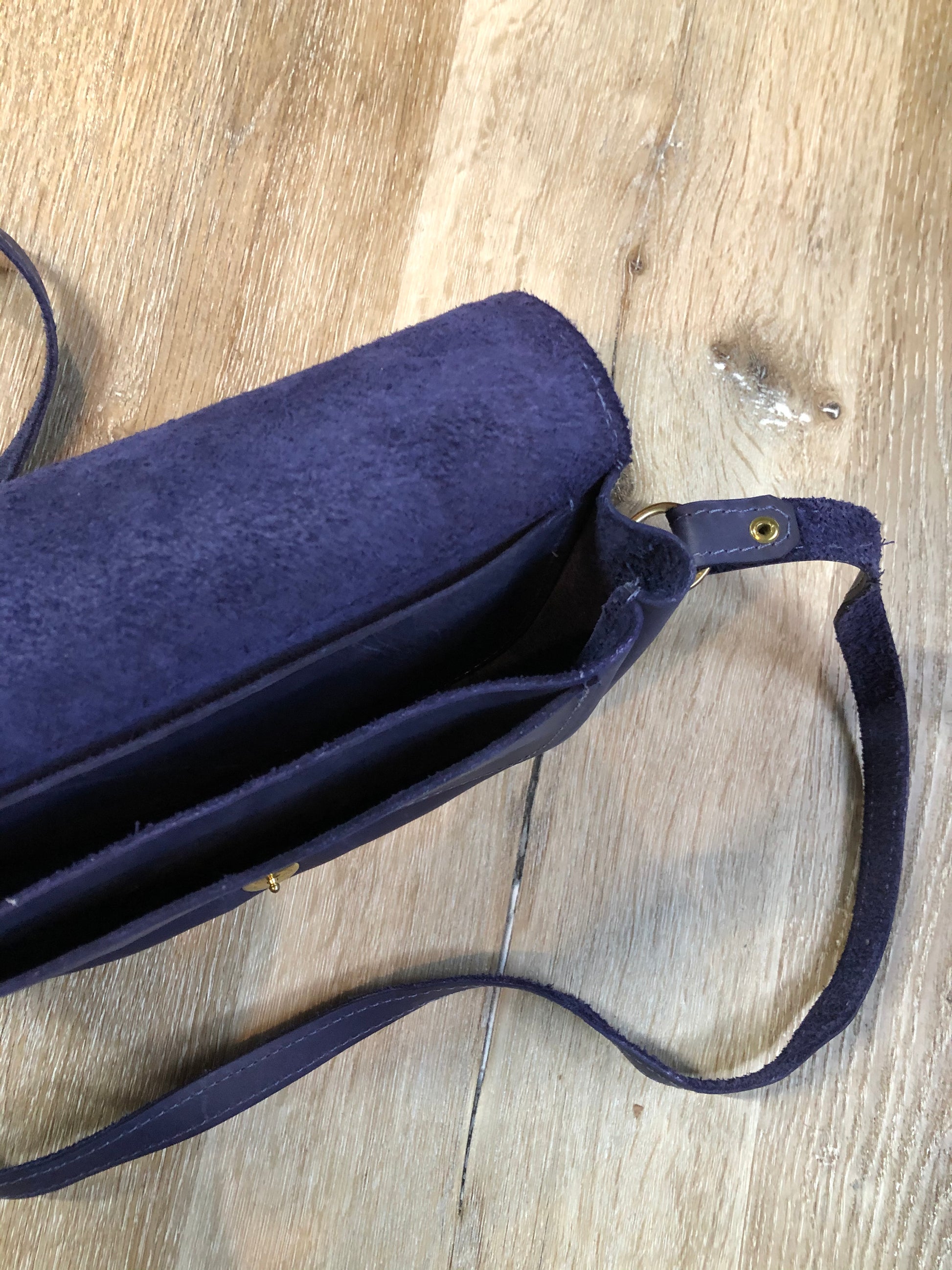 Kingspier Vintage - Purple leather crossbody bag with snap front closure and leather lining.
Length - 9”
Width - .2”
Height - 6”
Step - 51”
This purse is in great condition with some minor wear.