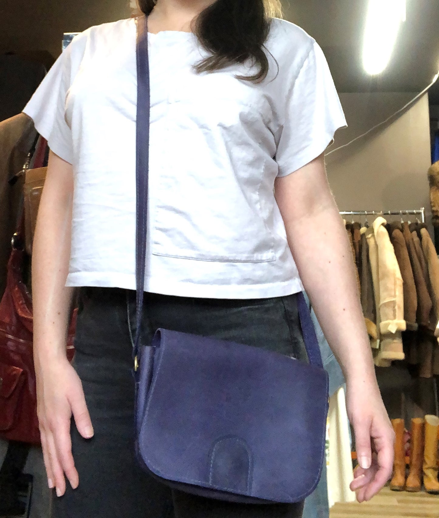 Kingspier Vintage - Purple leather crossbody bag with snap front closure and leather lining.
Length - 9”
Width - .2”
Height - 6”
Step - 51”
This purse is in great condition with some minor wear.