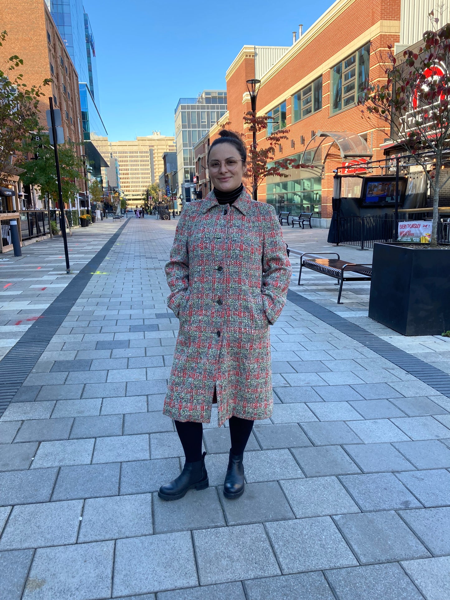 Kingspier Vintage - Vintage Weatherbee “Fashion Original” water resistant coat in white, red, black, yellow and green tweed.
Coat features button closures, two front pockets and a satin lining.
Size Medium.
