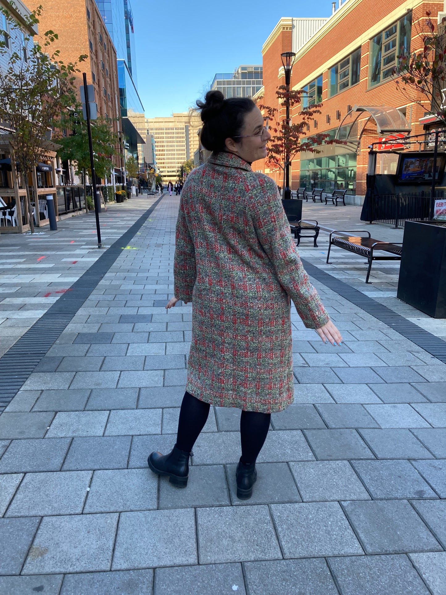 Kingspier Vintage - Vintage Weatherbee “Fashion Original” water resistant coat in white, red, black, yellow and green tweed.
Coat features button closures, two front pockets and a satin lining.
Size Medium.