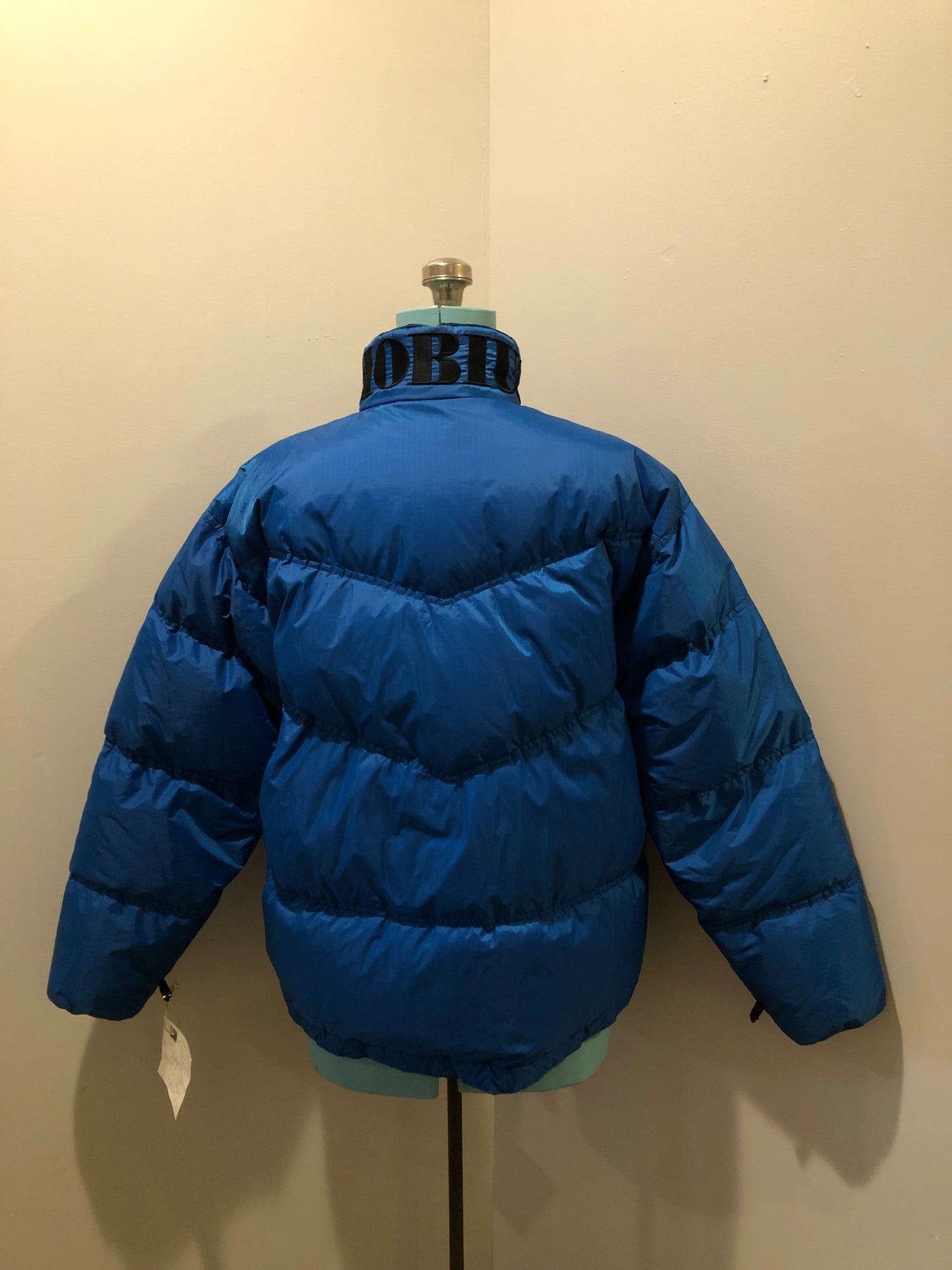 Kingspier Vintage - Vintage Mobius reversible blue and black down filled ski jacket.
This jacket features reversible blue side and black side, zipper closure, two pockets, Logo printed across the back collar,100% polyester shell and 80% down/ 20% feather fill.
Made in Vietnam.
Size Medium.