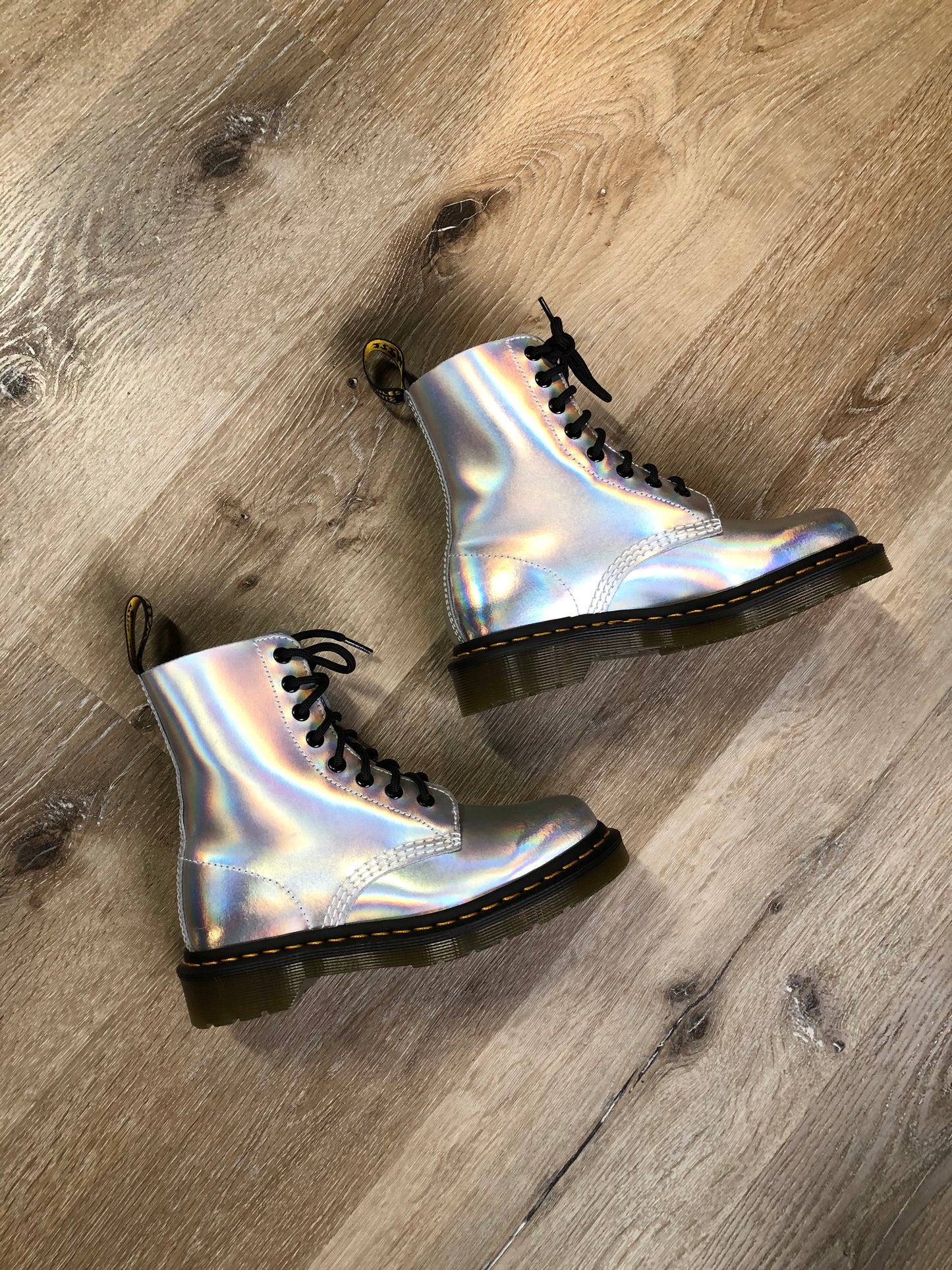 Kingspier Vintage - Doc Martens 1460 Original 8 eyelet boot in holographic silver with smoother leather upper and iconic airwair sole.
Size 5 womens
*Boots are in excellent condition, NWOT.
