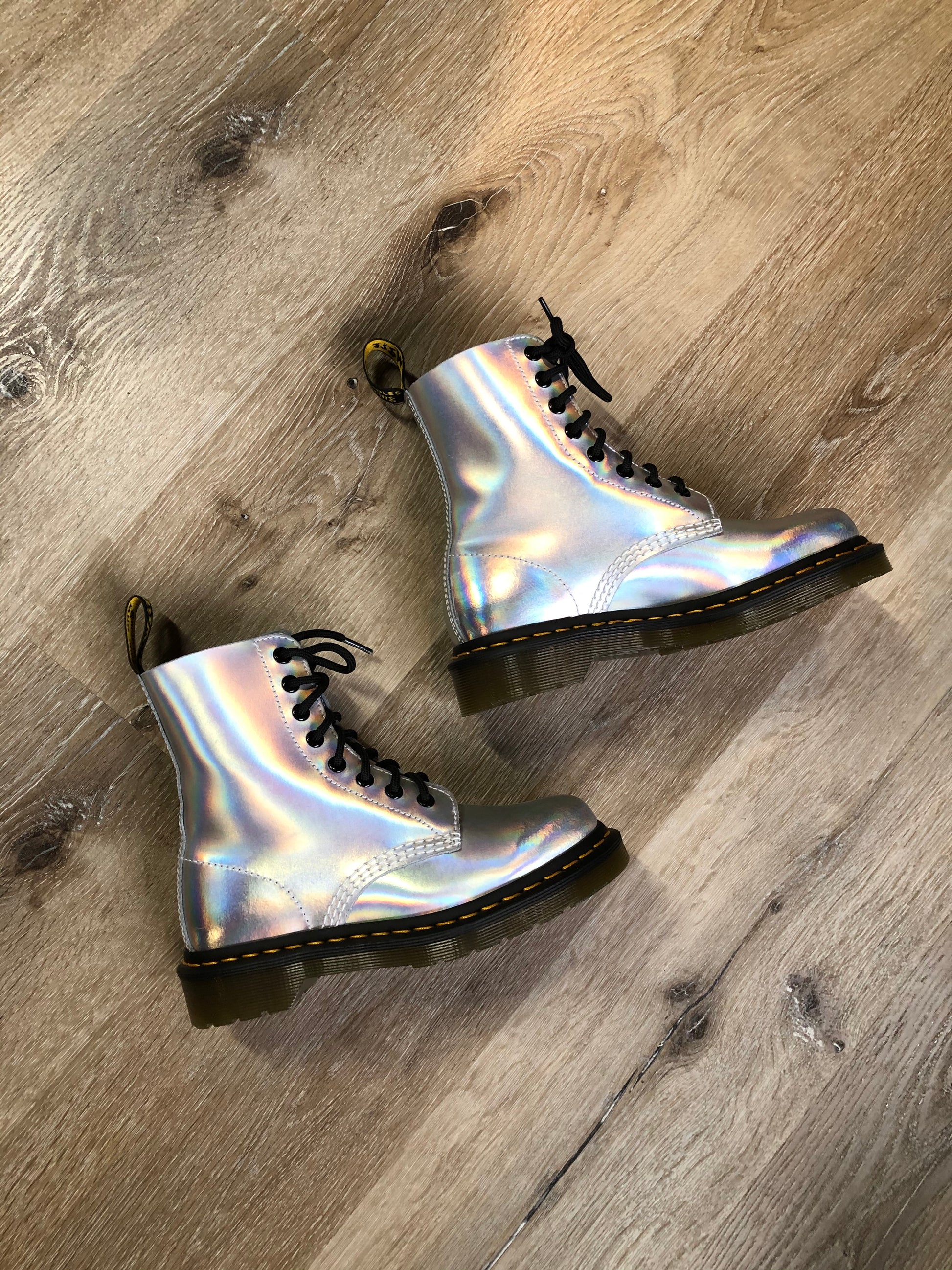 Kingspier Vintage - Doc Martens 1460 Original 8 eyelet boot in holographic silver with smoother leather upper and iconic airwair sole.
Size 5 womens
*Boots are in excellent condition, NWOT.