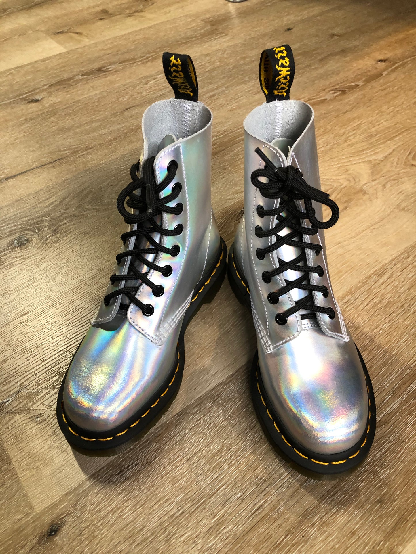 Kingspier Vintage - Doc Martens 1460 Original 8 eyelet boot in holographic silver with smoother leather upper and iconic airwair sole.
Size 5 womens
*Boots are in excellent condition, NWOT.