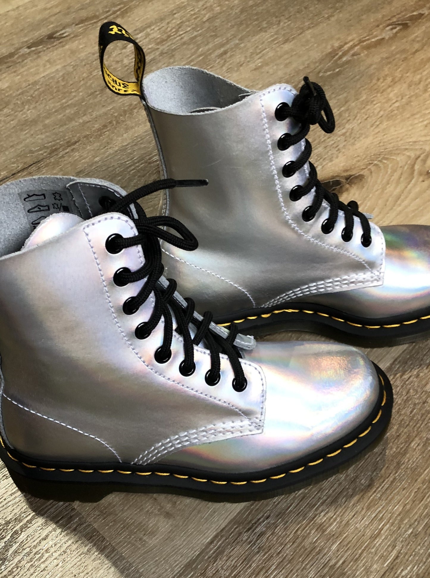 Kingspier Vintage - Doc Martens 1460 Original 8 eyelet boot in holographic silver with smoother leather upper and iconic airwair sole.
Size 5 womens
*Boots are in excellent condition, NWOT.