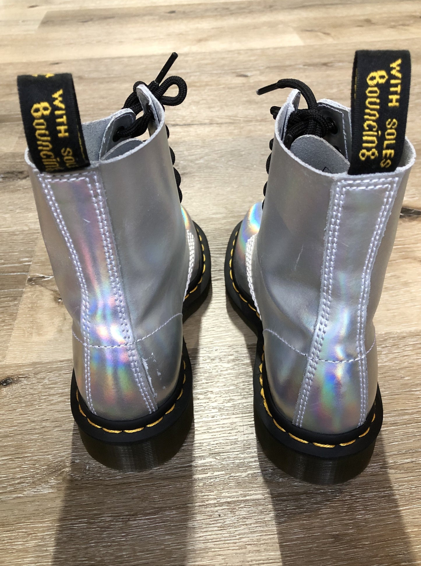 Kingspier Vintage - Doc Martens 1460 Original 8 eyelet boot in holographic silver with smoother leather upper and iconic airwair sole.
Size 5 womens
*Boots are in excellent condition, NWOT.