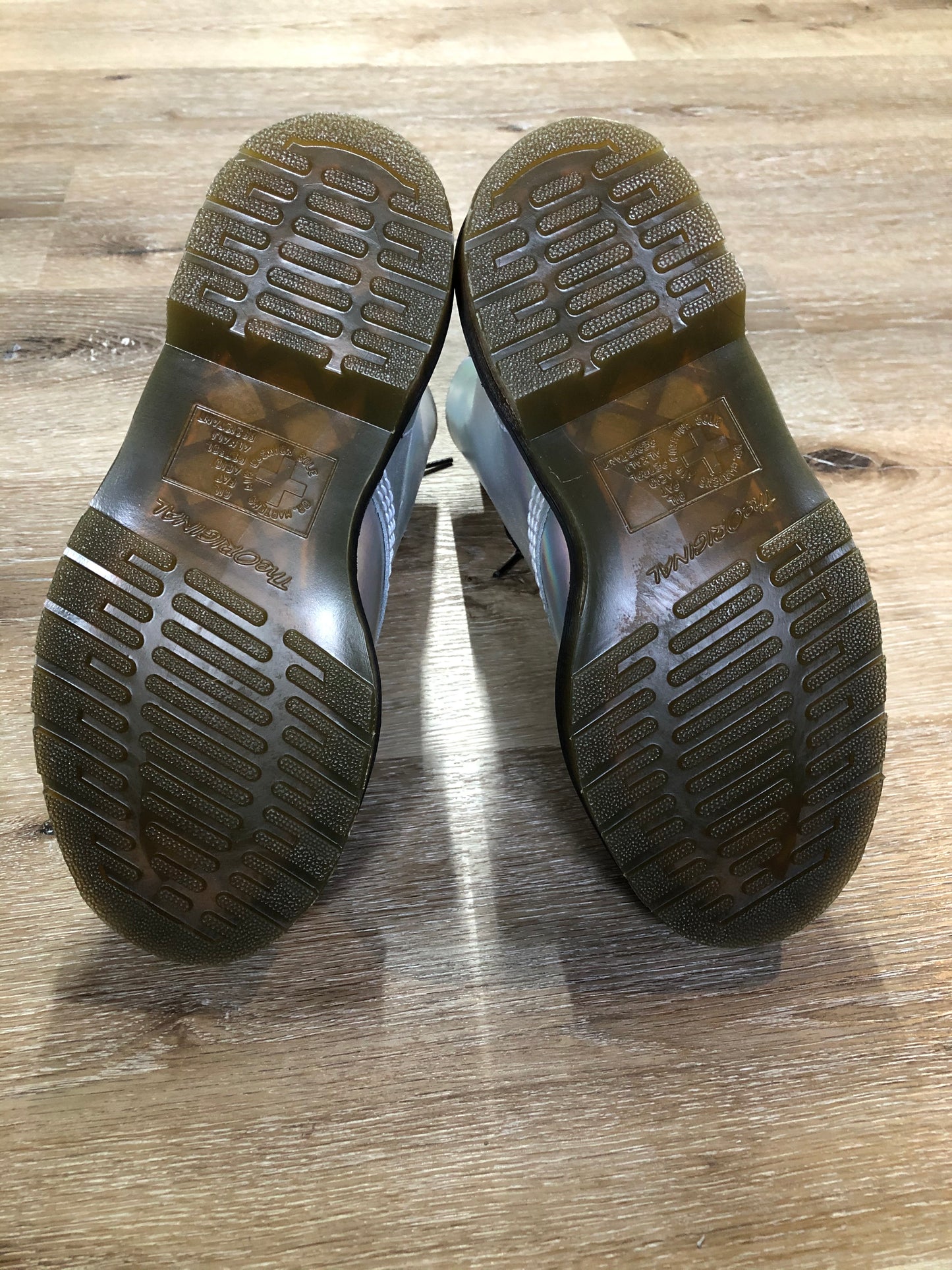 Kingspier Vintage - Doc Martens 1460 Original 8 eyelet boot in holographic silver with smoother leather upper and iconic airwair sole.
Size 5 womens
*Boots are in excellent condition, NWOT.