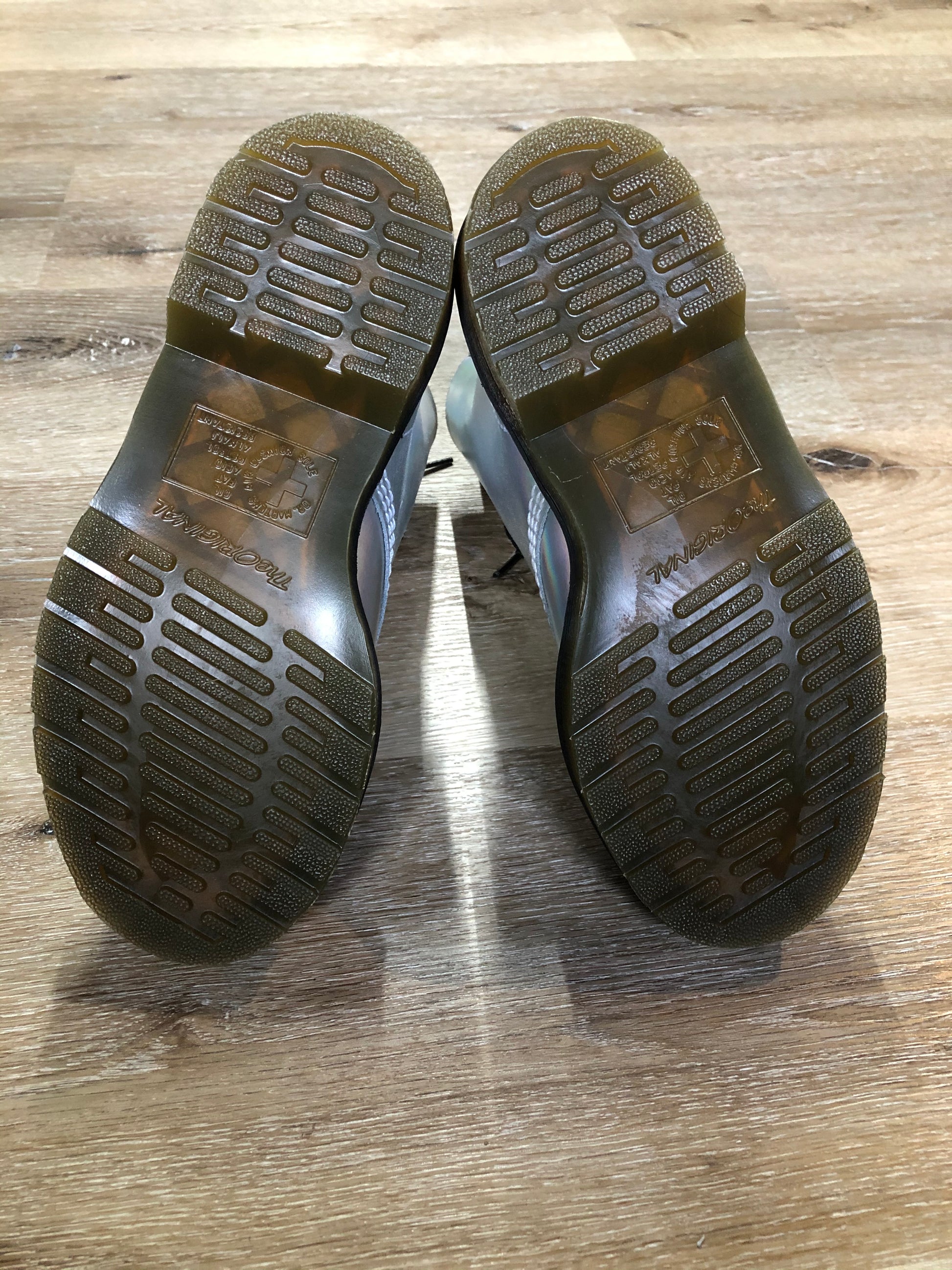 Kingspier Vintage - Doc Martens 1460 Original 8 eyelet boot in holographic silver with smoother leather upper and iconic airwair sole.
Size 5 womens
*Boots are in excellent condition, NWOT.