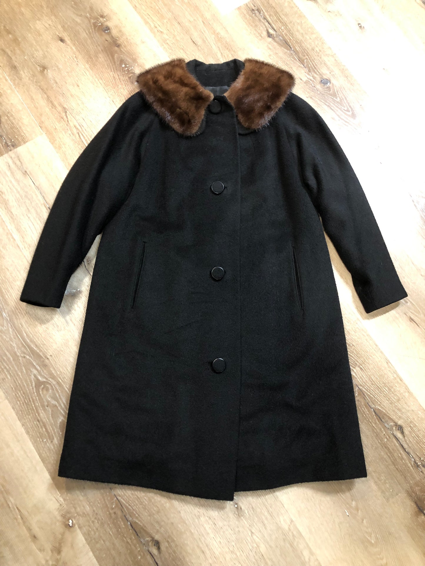 Kingspier Vintage - Vintage mid century Vassar Creation by Modern Deb long black wool coat with brown fur collar, button closures, two front pockets and a satin lining.
Size medium.