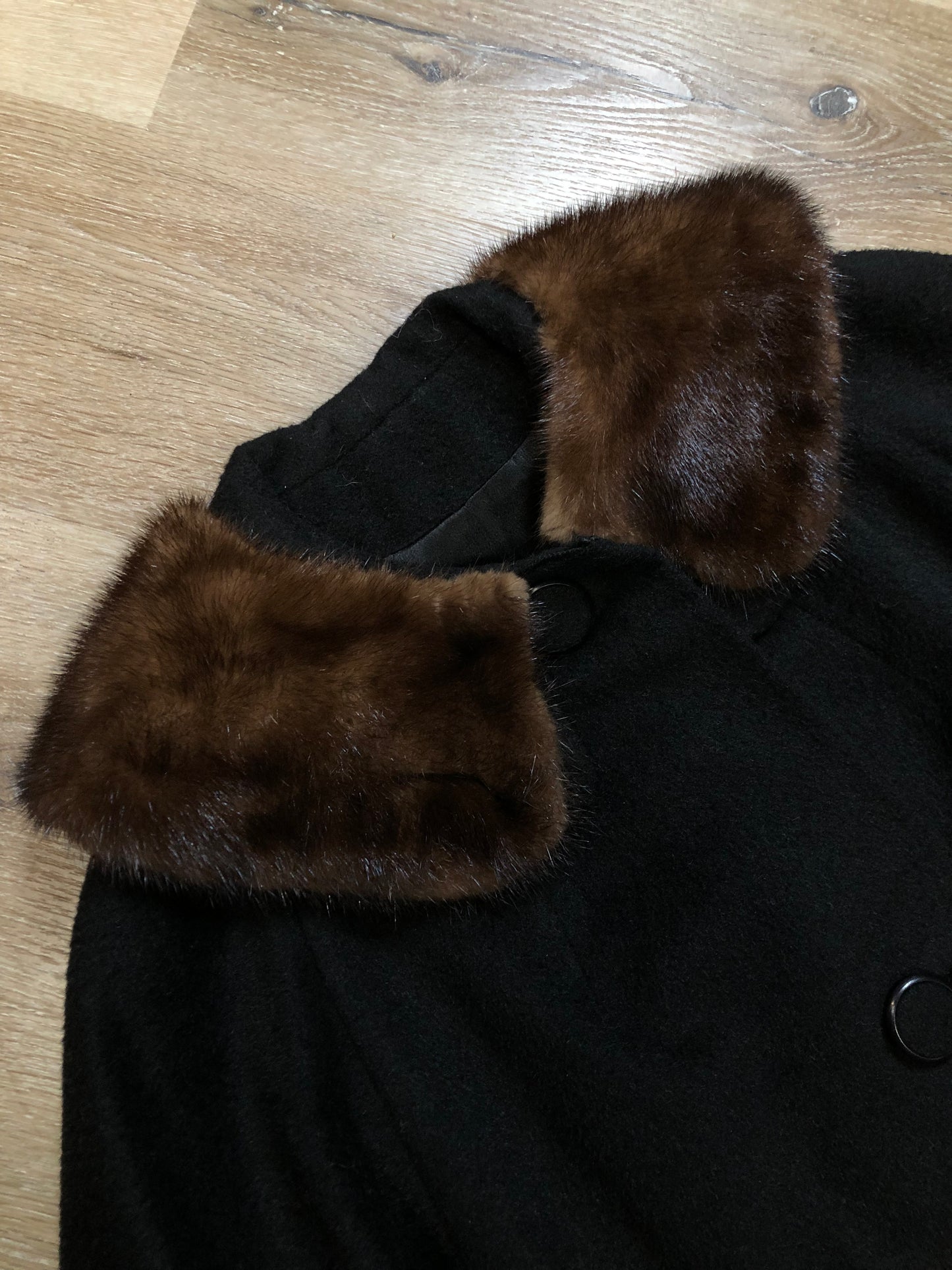 Kingspier Vintage - Vintage mid century Vassar Creation by Modern Deb long black wool coat with brown fur collar, button closures, two front pockets and a satin lining.
Size medium.