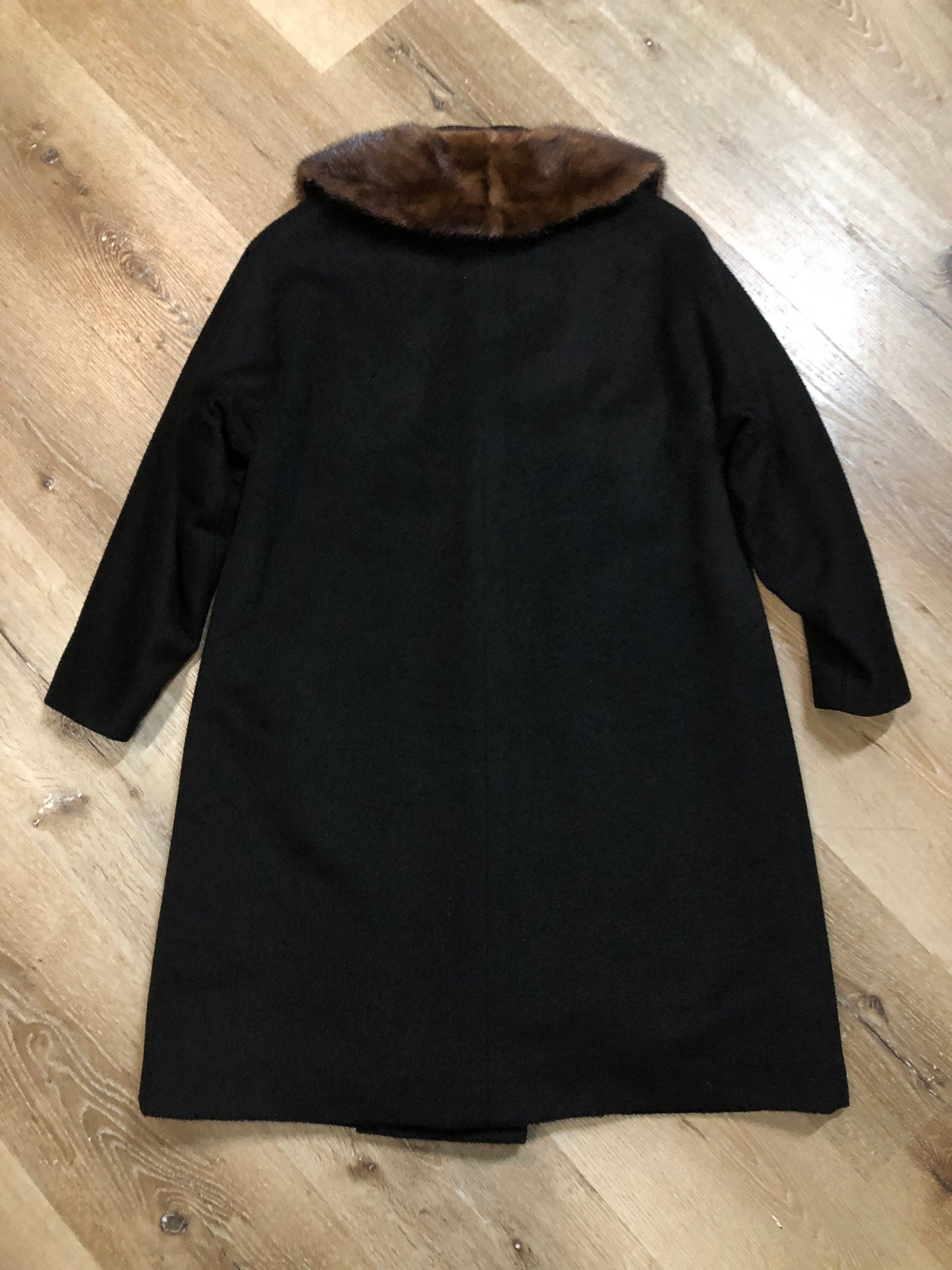 Kingspier Vintage - Vintage mid century Vassar Creation by Modern Deb long black wool coat with brown fur collar, button closures, two front pockets and a satin lining.
Size medium.