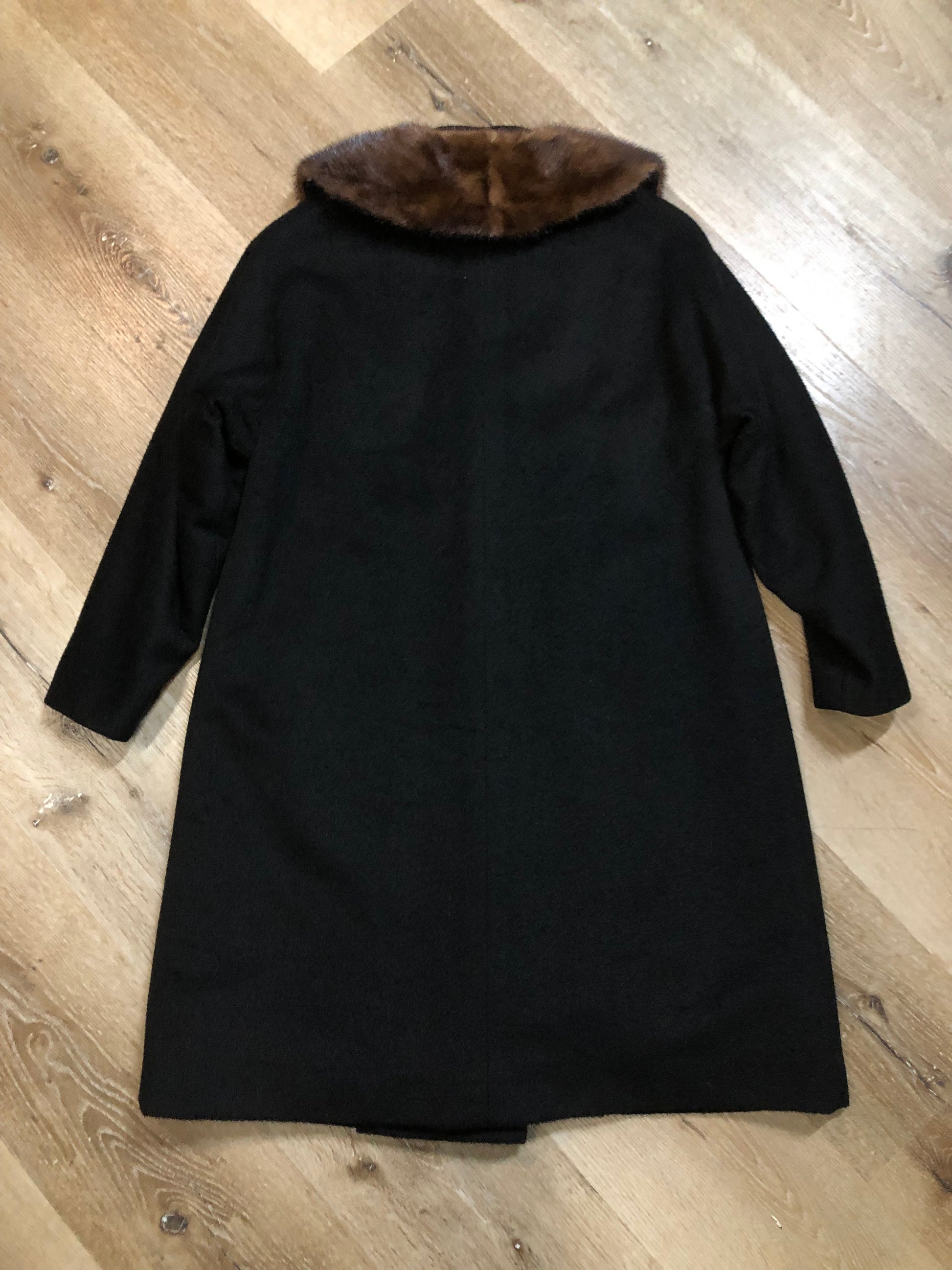 Kingspier Vintage - Vintage mid century Vassar Creation by Modern Deb long black wool coat with brown fur collar, button closures, two front pockets and a satin lining.
Size medium.