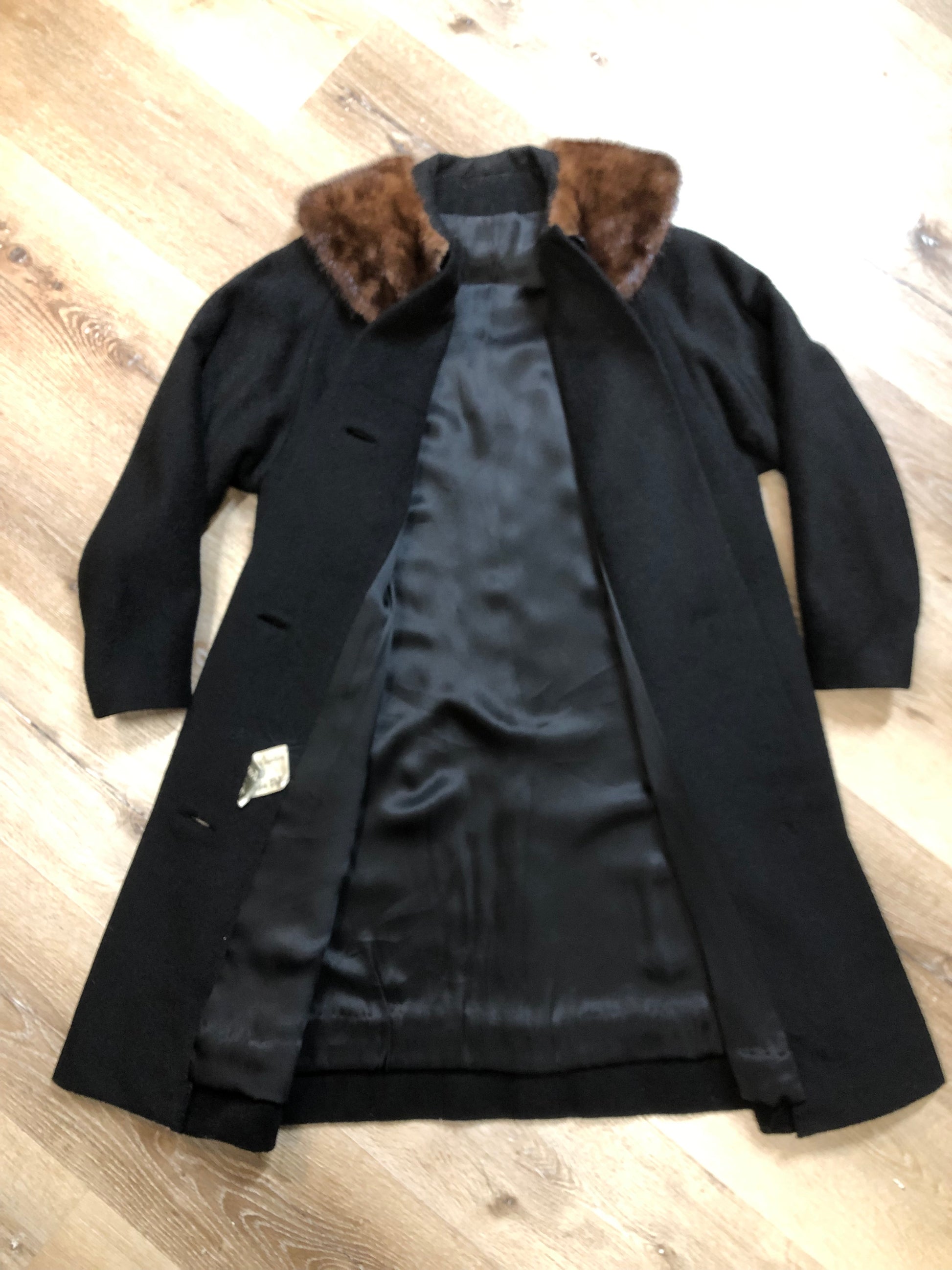 Kingspier Vintage - Vintage mid century Vassar Creation by Modern Deb long black wool coat with brown fur collar, button closures, two front pockets and a satin lining.
Size medium.