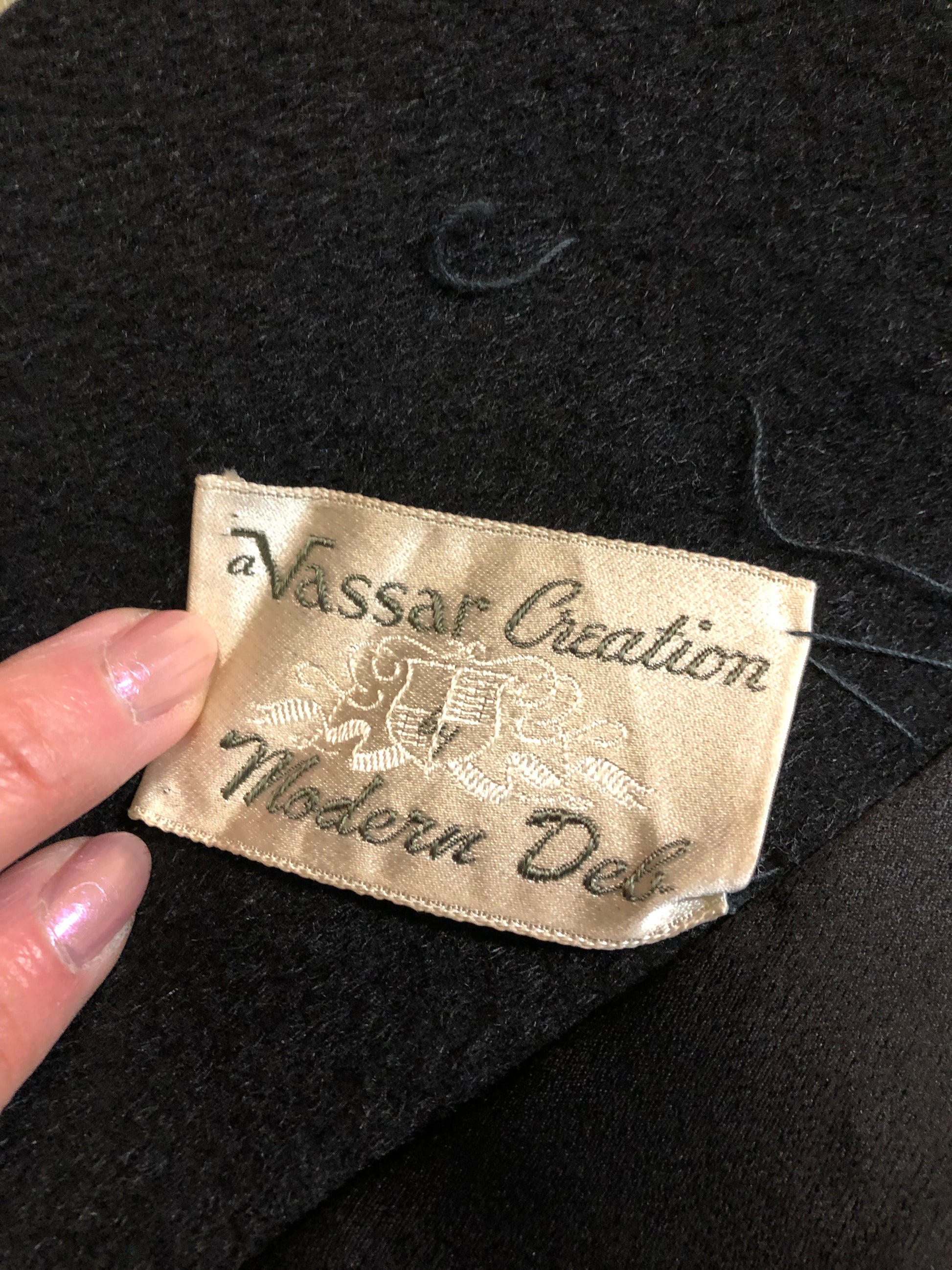 Kingspier Vintage - Vintage mid century Vassar Creation by Modern Deb long black wool coat with brown fur collar, button closures, two front pockets and a satin lining.
Size medium.