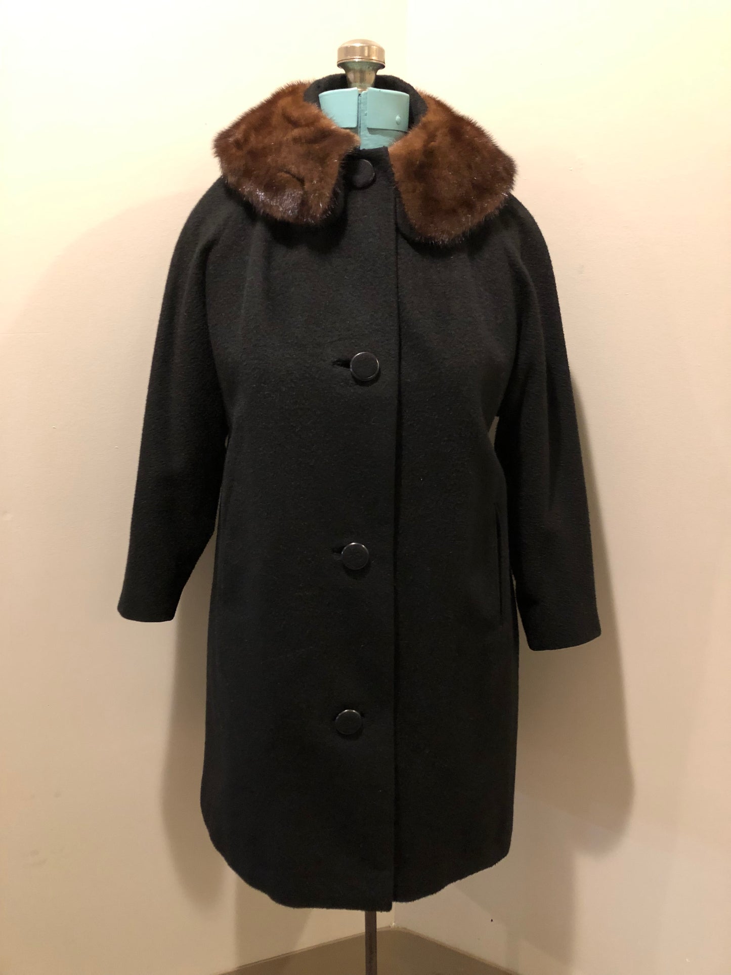 Kingspier Vintage - Vintage mid century Vassar Creation by Modern Deb long black wool coat with brown fur collar, button closures, two front pockets and a satin lining.
Size medium.