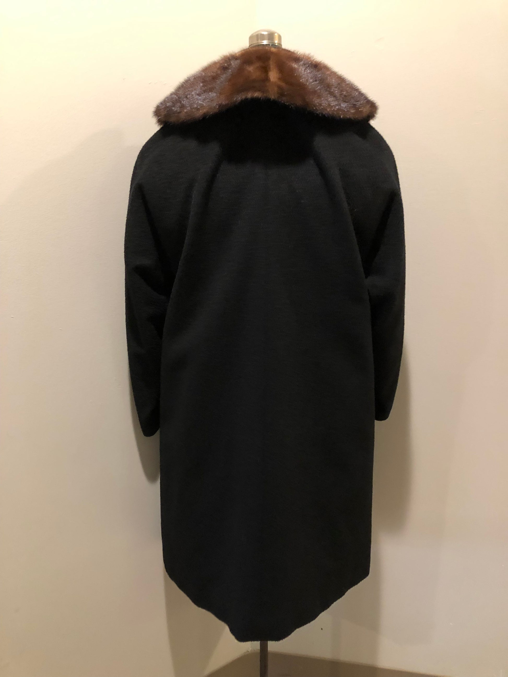 Kingspier Vintage - Vintage mid century Vassar Creation by Modern Deb long black wool coat with brown fur collar, button closures, two front pockets and a satin lining.
Size medium.