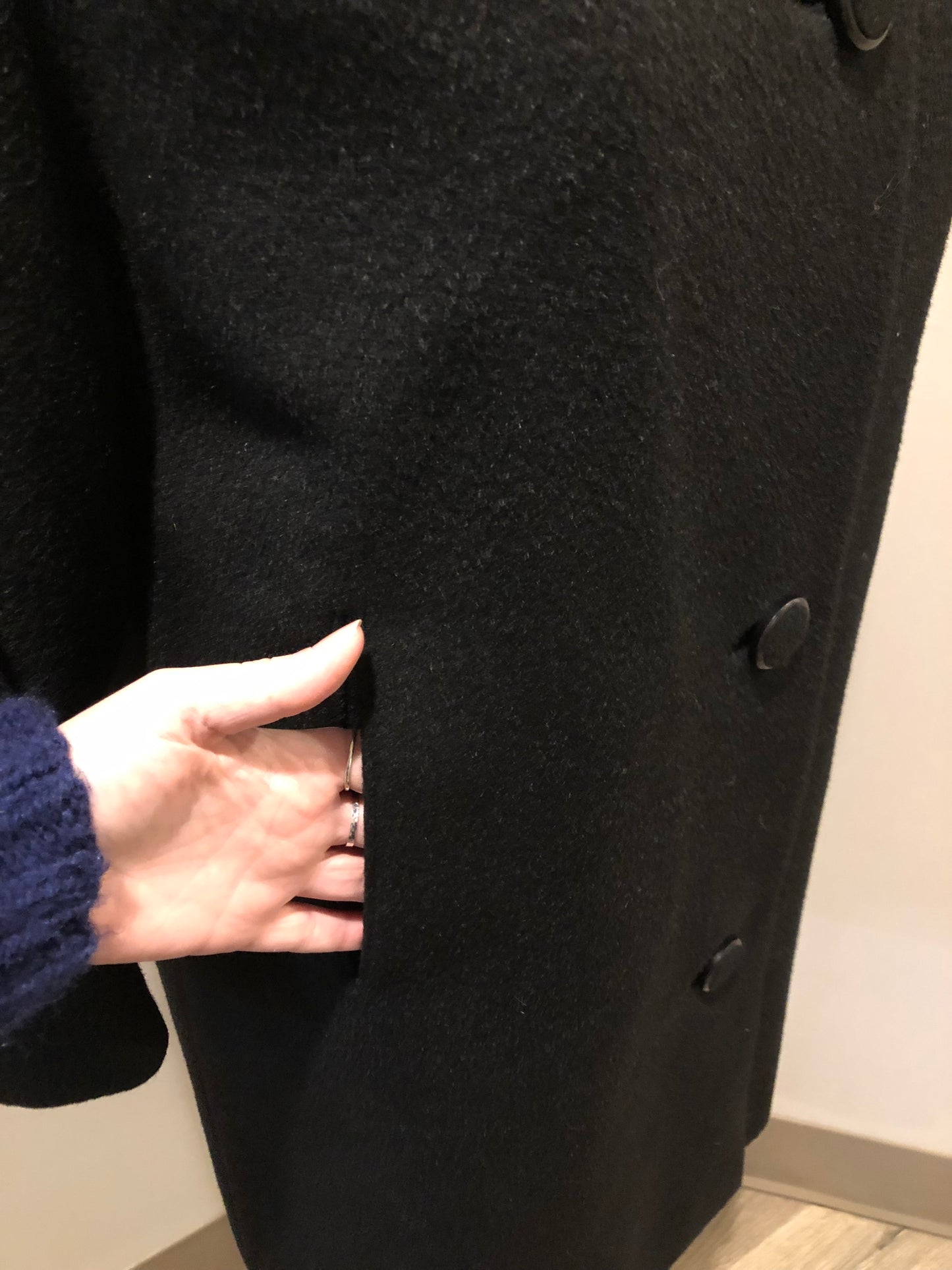 Kingspier Vintage - Vintage mid century Vassar Creation by Modern Deb long black wool coat with brown fur collar, button closures, two front pockets and a satin lining.
Size medium.
