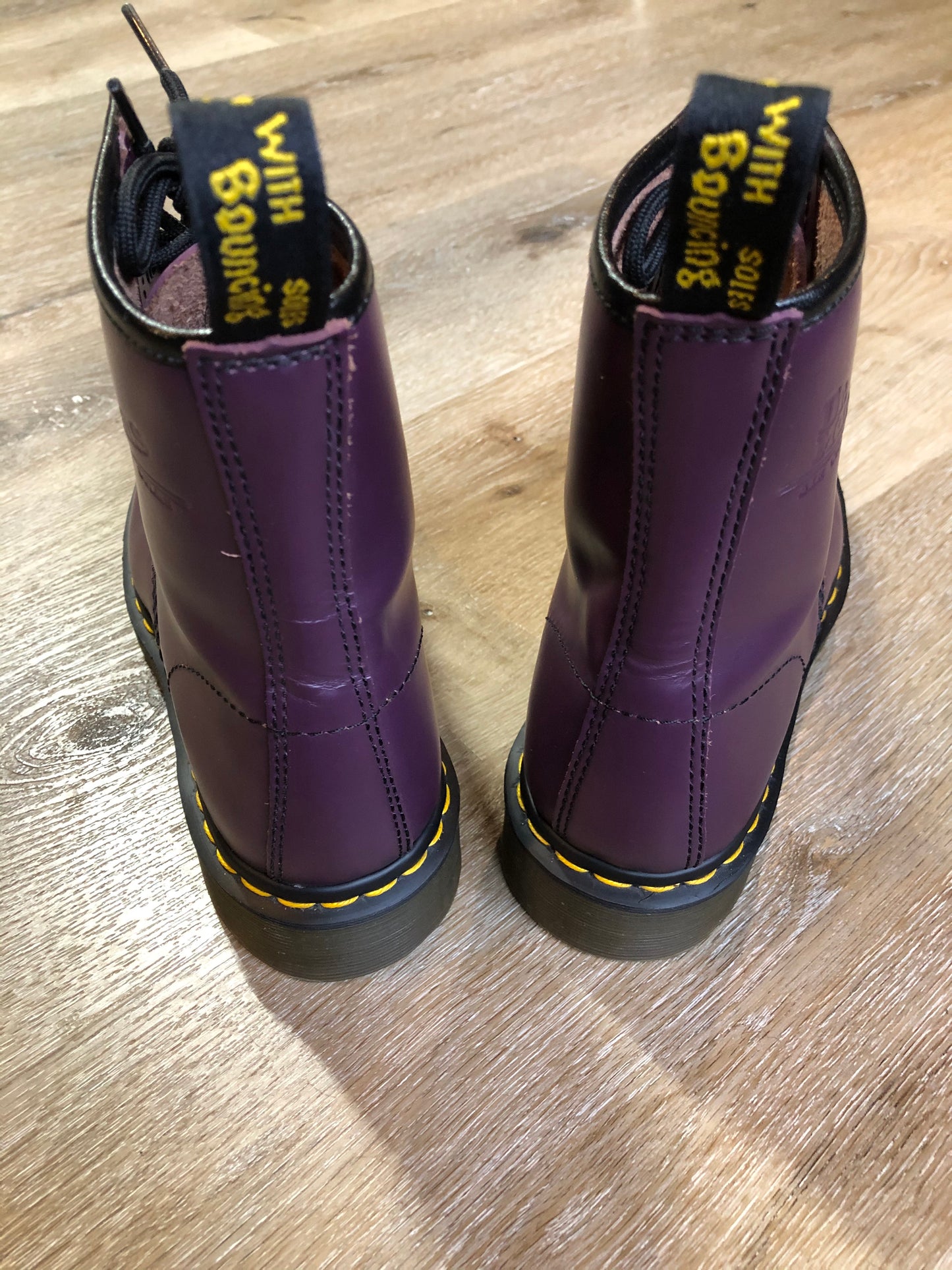 Kingspier Vintage - Doc Martens 1460 Original 8 eyelet boot in purple with smoother leather upper and iconic airwair sole.
Size 6 womens
*Boots are in excellent condition, NWOT.