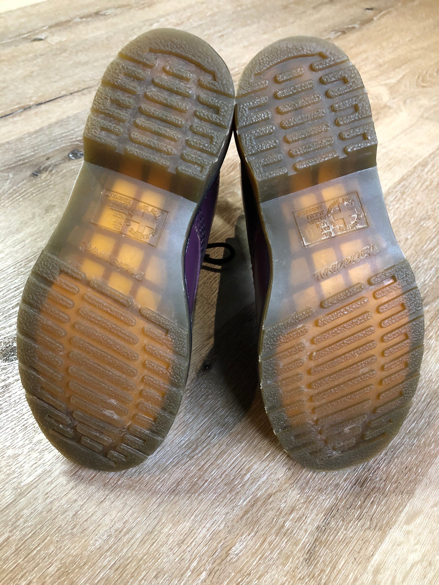 Kingspier Vintage - Doc Martens 1460 Original 8 eyelet boot in purple with smoother leather upper and iconic airwair sole.
Size 6 womens
*Boots are in excellent condition, NWOT.