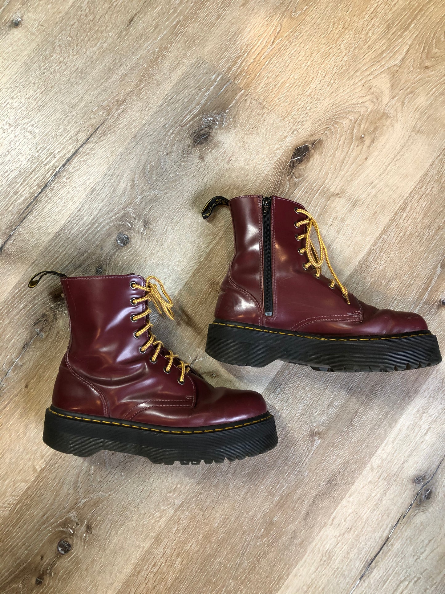Kingspier Vintage - Doc Martens Jadon 8 eyelet boot in oxblood red with smooth leather upper, side zipper and extra thick airwair sole.
Size 10 womens
*Boots are in excellent condition with some minor wear in the heels.