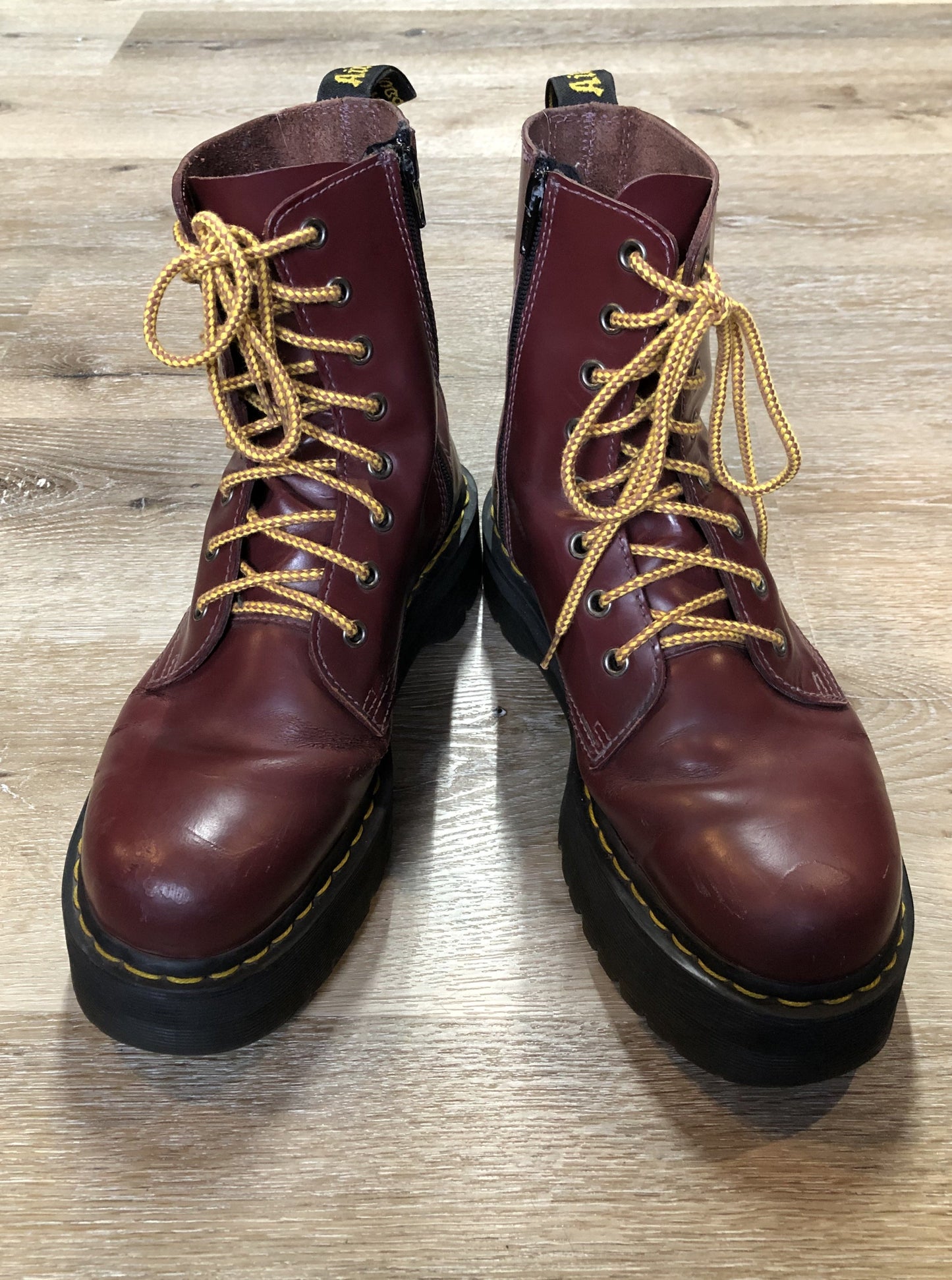 Kingspier Vintage - Doc Martens Jadon 8 eyelet boot in oxblood red with smooth leather upper, side zipper and extra thick airwair sole.
Size 10 womens
*Boots are in excellent condition with some minor wear in the heels.