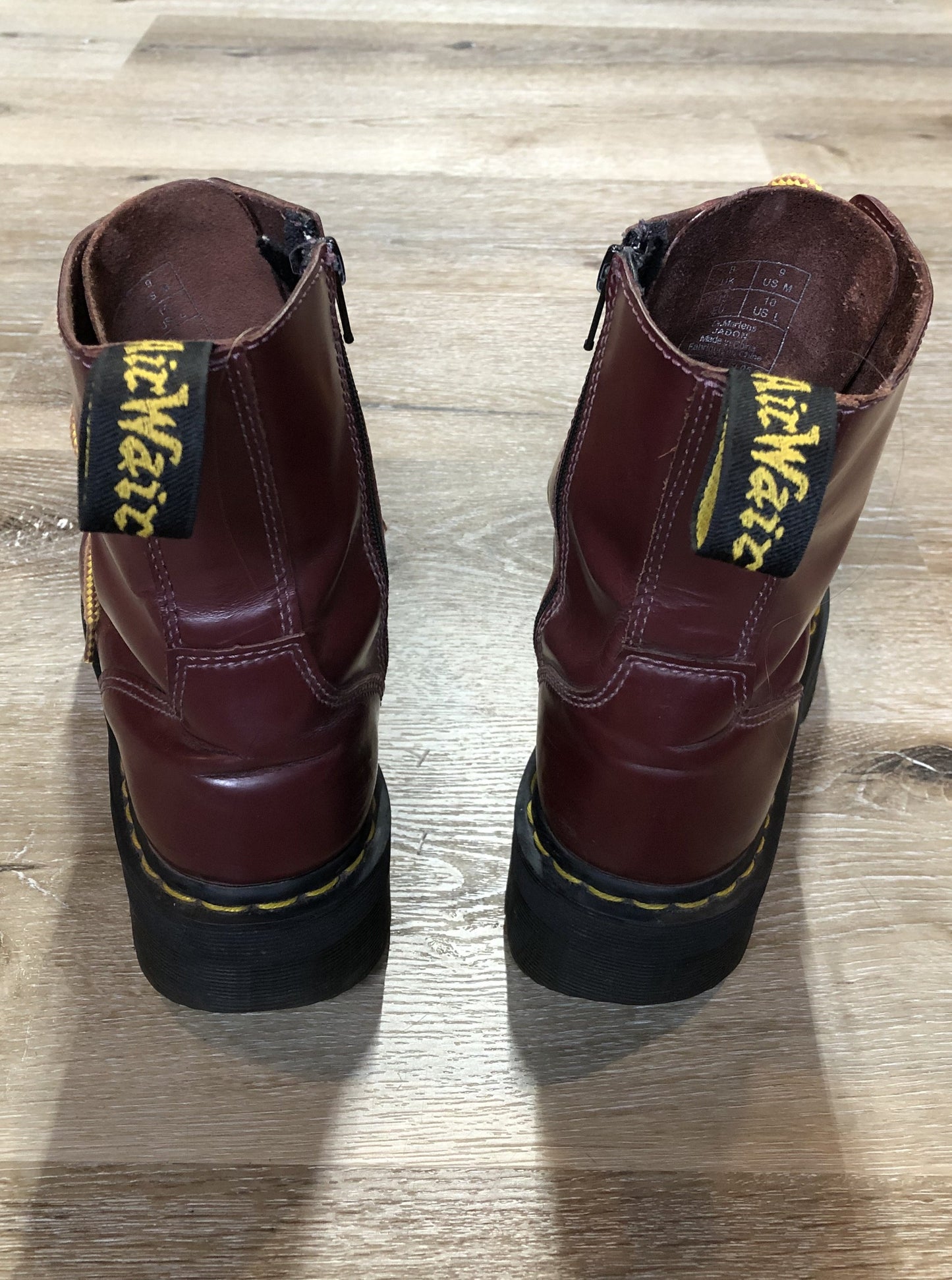Kingspier Vintage - Doc Martens Jadon 8 eyelet boot in oxblood red with smooth leather upper, side zipper and extra thick airwair sole.
Size 10 womens
*Boots are in excellent condition with some minor wear in the heels.