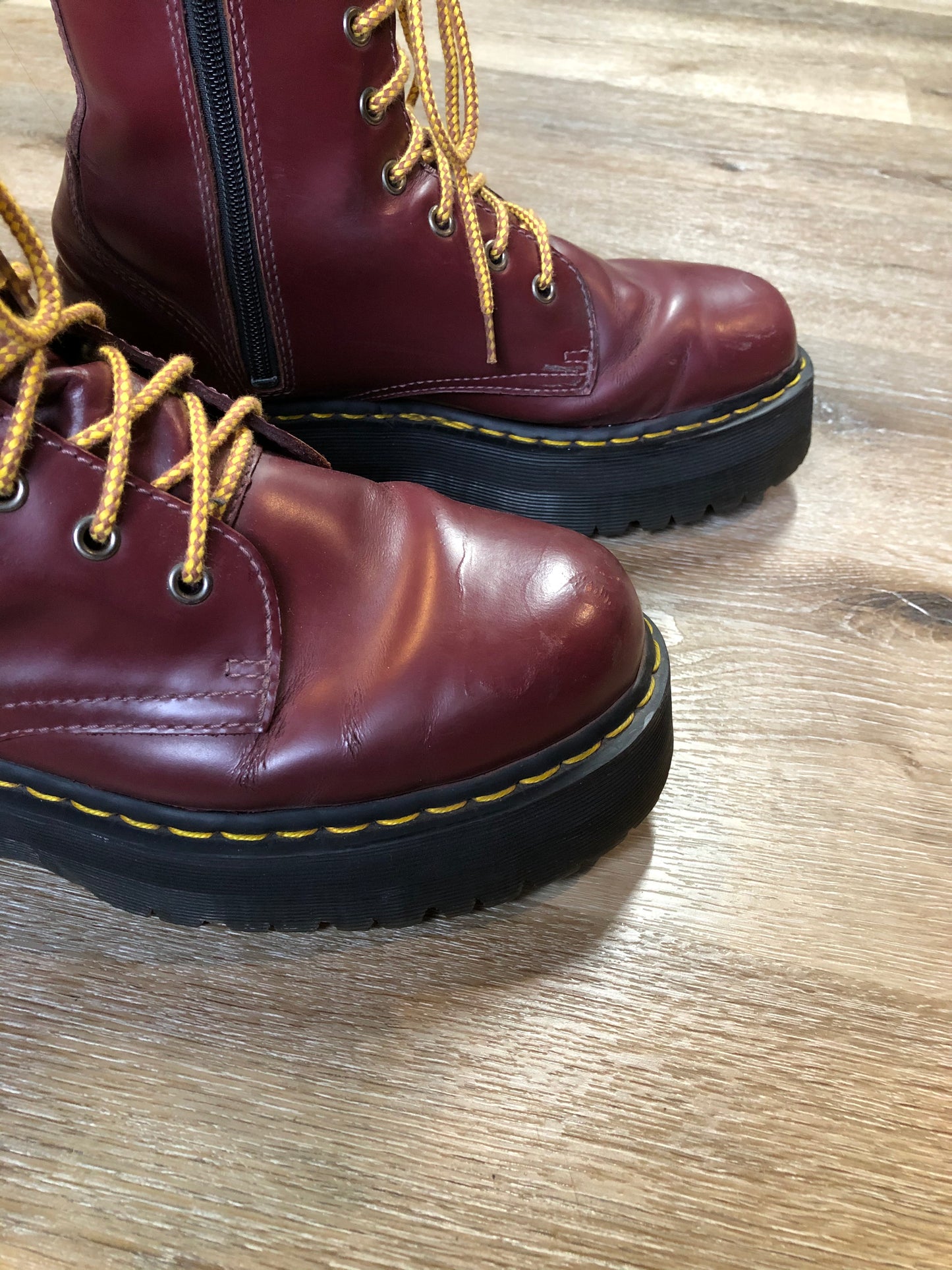 Kingspier Vintage - Doc Martens Jadon 8 eyelet boot in oxblood red with smooth leather upper, side zipper and extra thick airwair sole.
Size 10 womens
*Boots are in excellent condition with some minor wear in the heels.