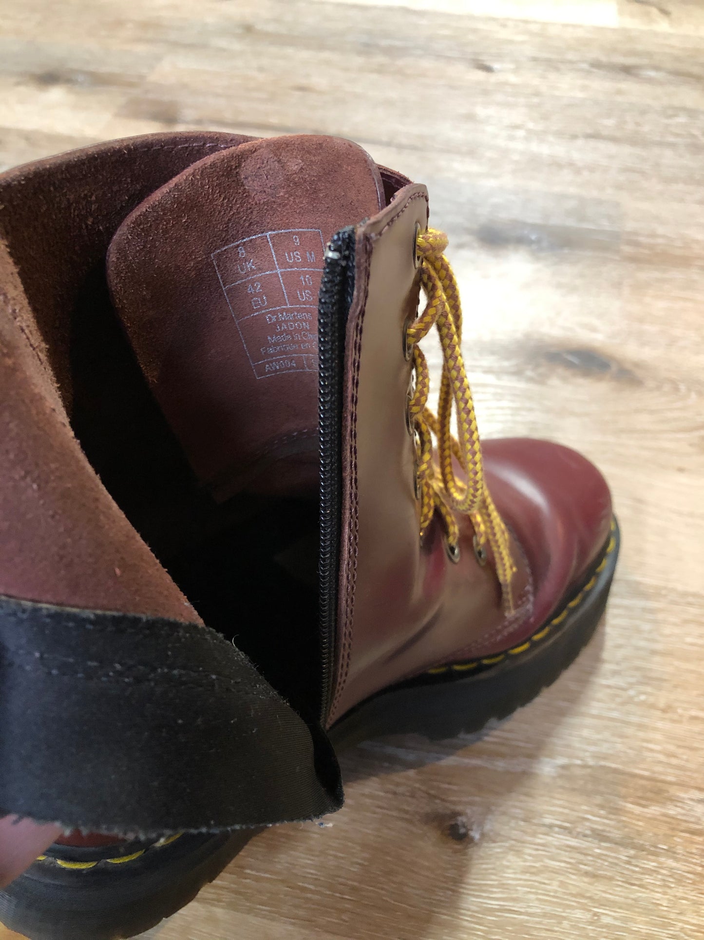 Kingspier Vintage - Doc Martens Jadon 8 eyelet boot in oxblood red with smooth leather upper, side zipper and extra thick airwair sole.
Size 10 womens
*Boots are in excellent condition with some minor wear in the heels.