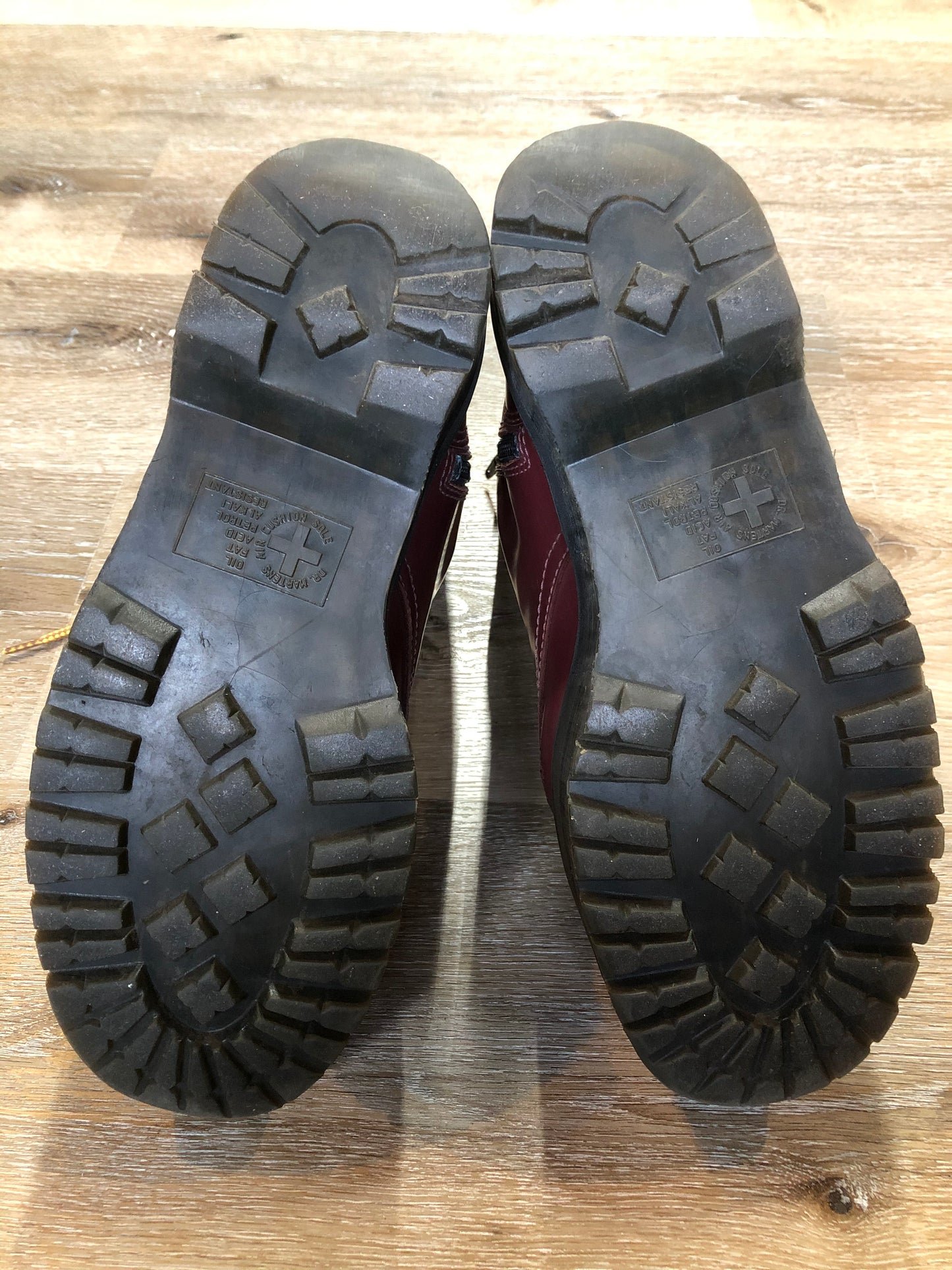 Kingspier Vintage - Doc Martens Jadon 8 eyelet boot in oxblood red with smooth leather upper, side zipper and extra thick airwair sole.
Size 10 womens
*Boots are in excellent condition with some minor wear in the heels.