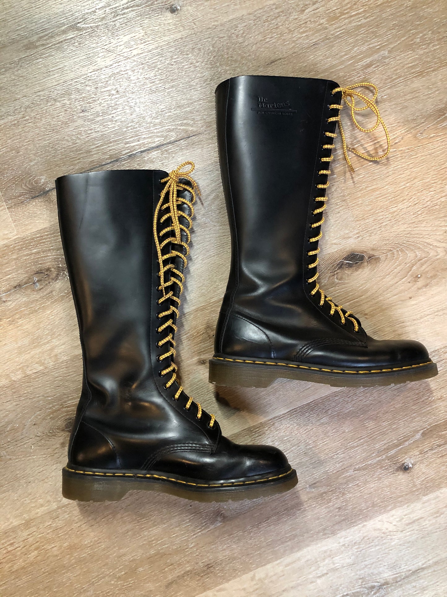 Kingspier Vintage - Doc Martens1914 tall 14 eyelet boot in black with smooth leather upper and Iconic airwair sole.
Size 10 womens
*Boots are in excellent condition.