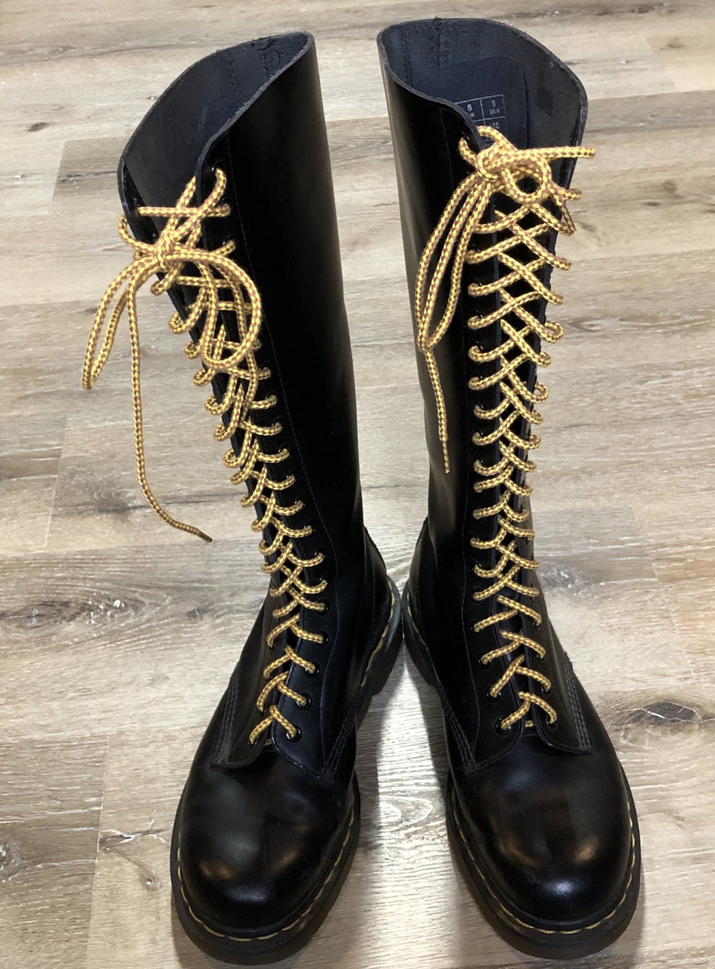 Kingspier Vintage - Doc Martens1914 tall 14 eyelet boot in black with smooth leather upper and Iconic airwair sole.
Size 10 womens
*Boots are in excellent condition.