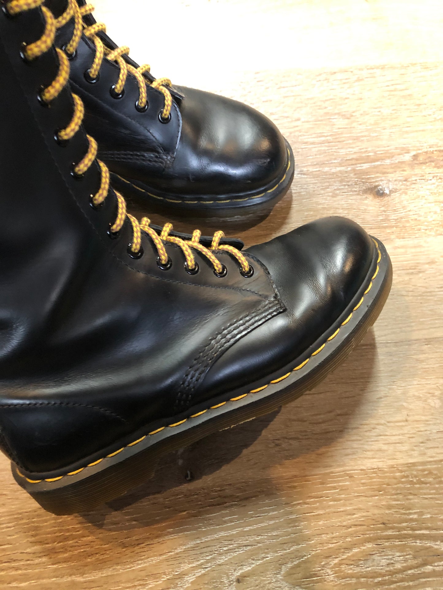 Kingspier Vintage - Doc Martens1914 tall 14 eyelet boot in black with smooth leather upper and Iconic airwair sole.
Size 10 womens
*Boots are in excellent condition.